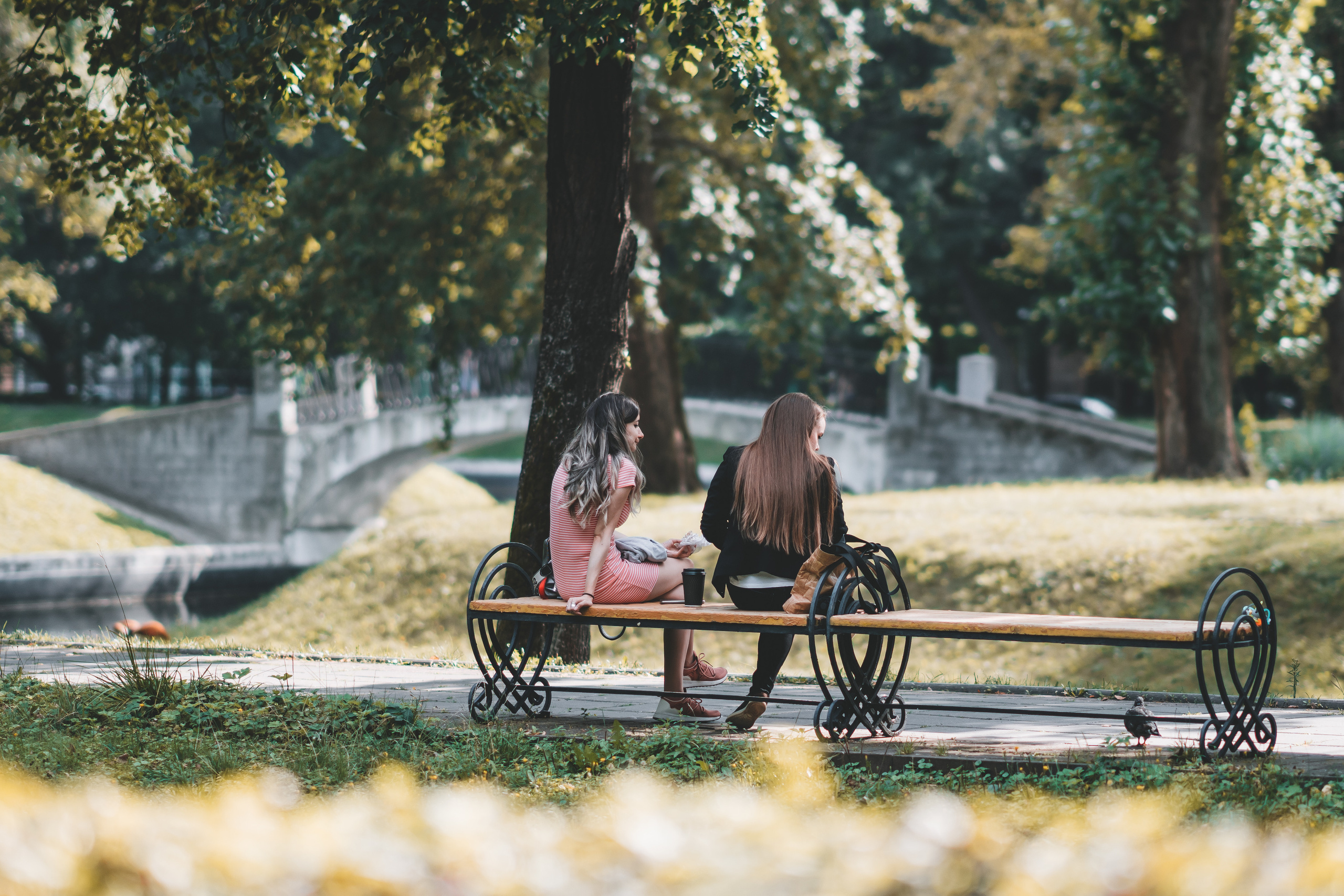 Две девушки на скамейке в парке Усадьба Трубецких в Москве
