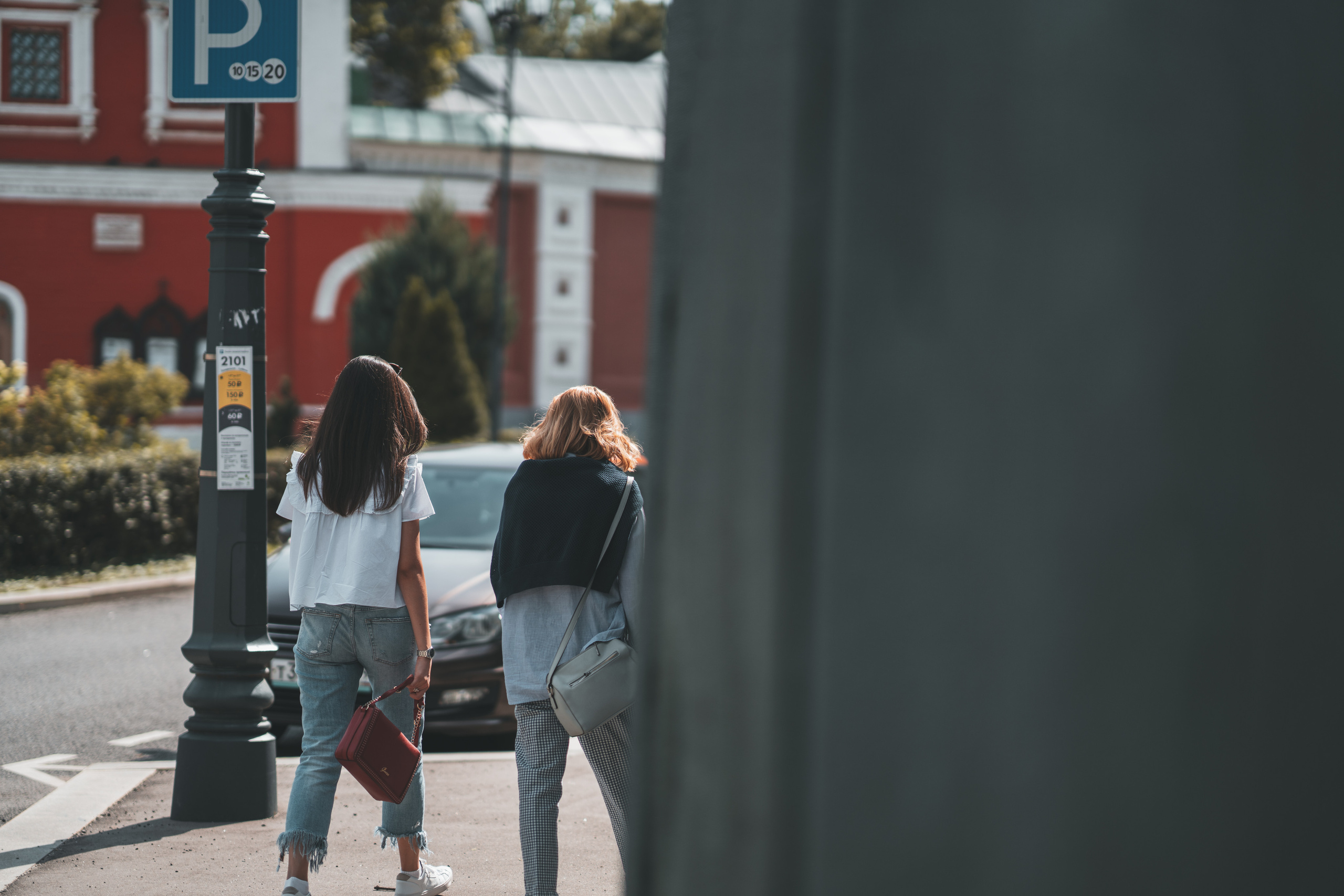 Две девушки гуляют рядом с Женским Зачатьевским монастырем в Москве