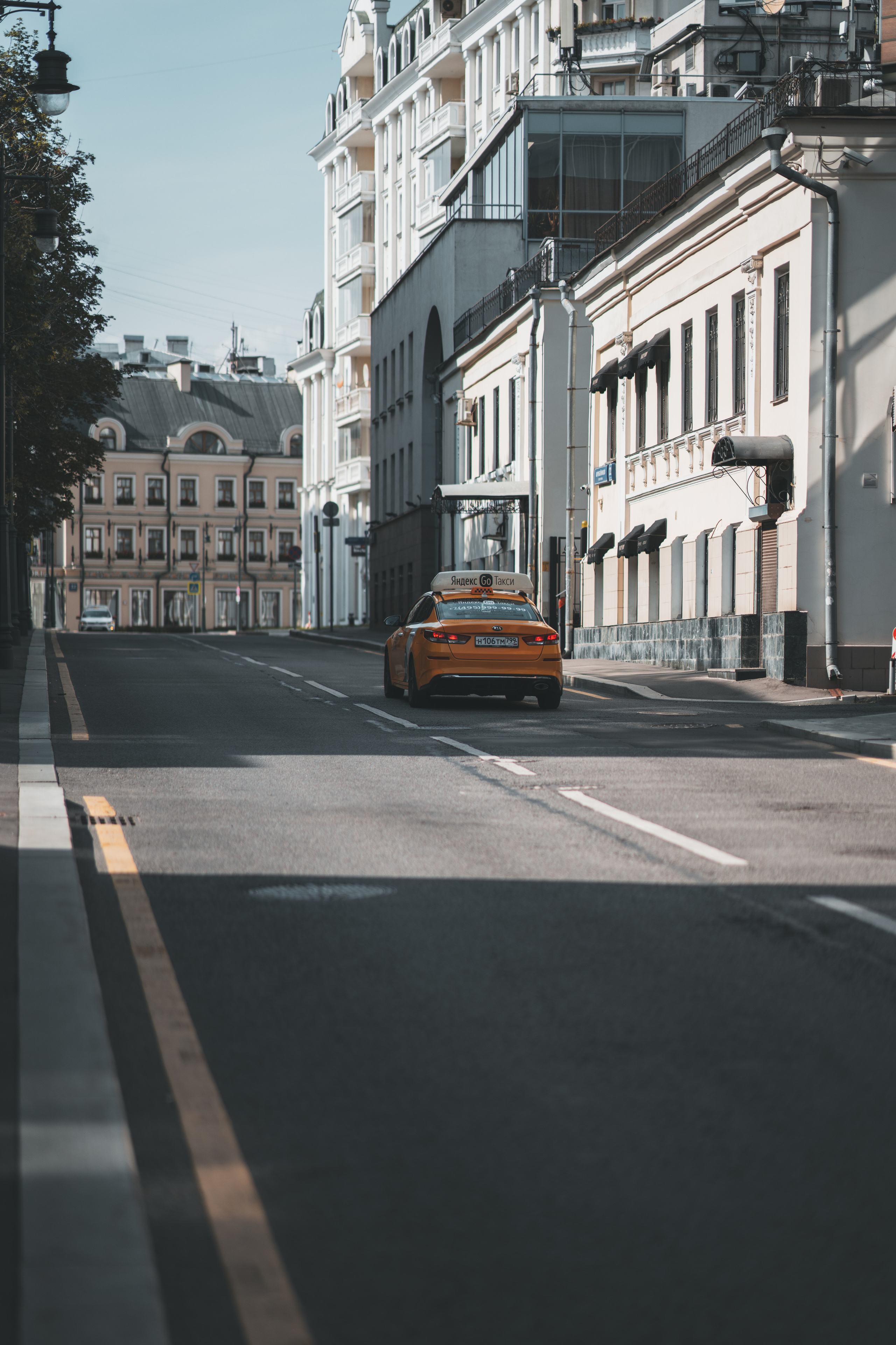 Летние улочки в районе Остоженки в Москве