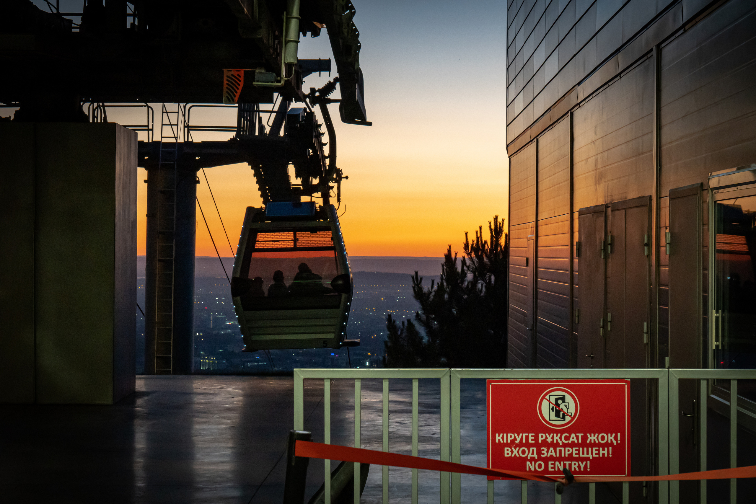 Кабинка канатной дороги на Кок-Тобе на закате