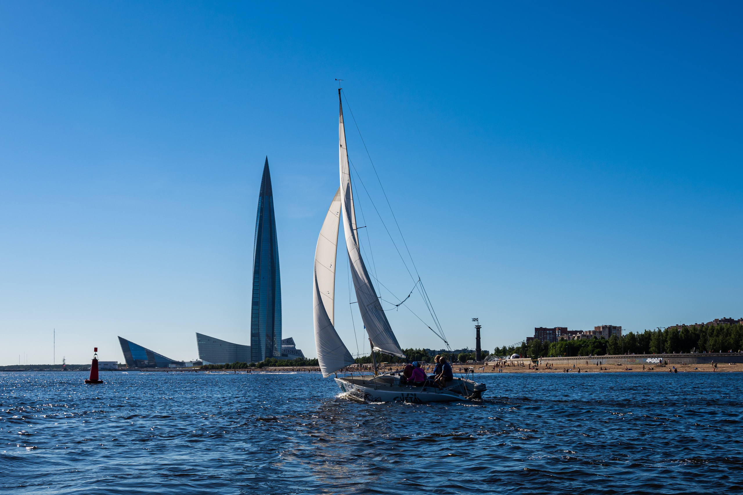Яхта и Лахта Центр в Невской губе
