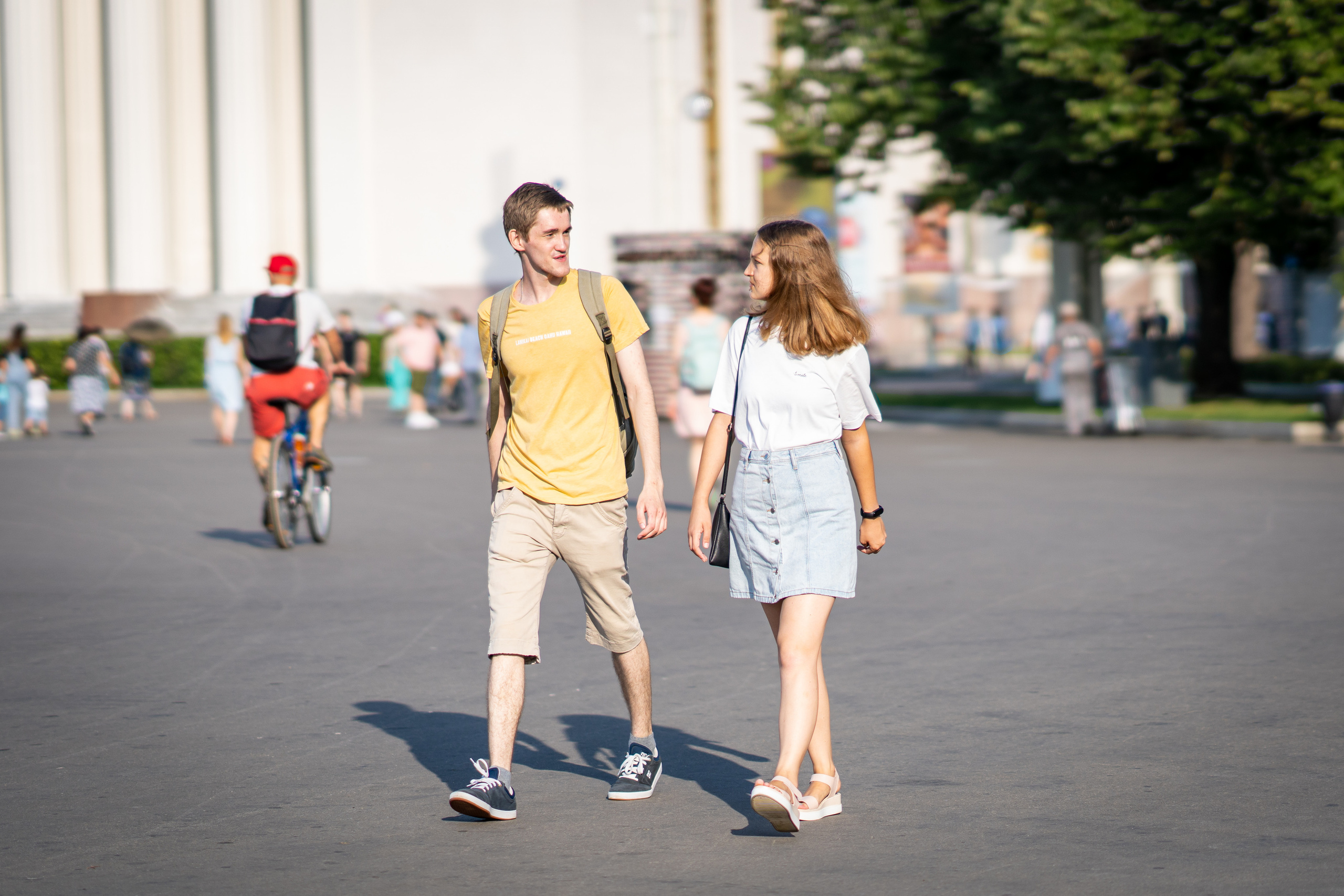 Парочка прогуливается по ВДНХ