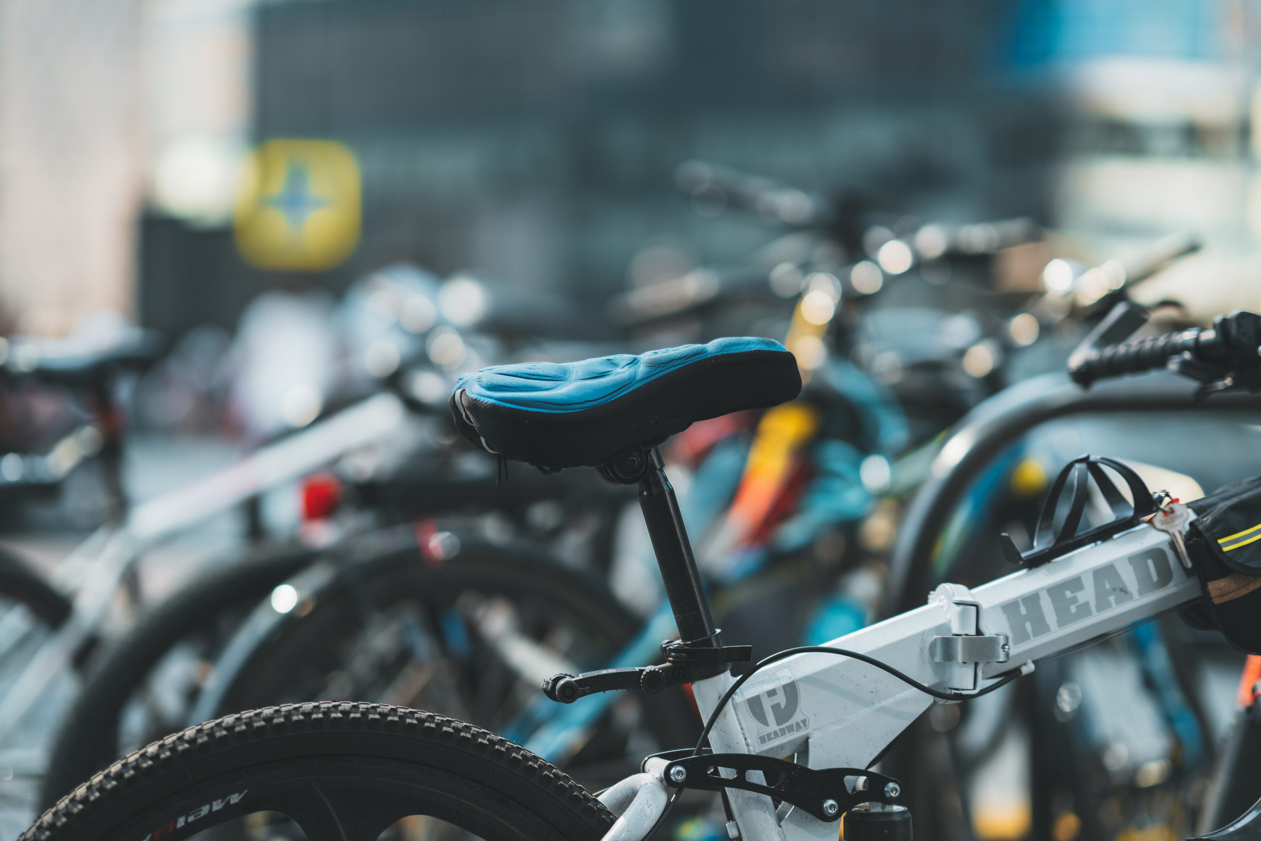 Велосипеды на велопарковке в Москва-Сити