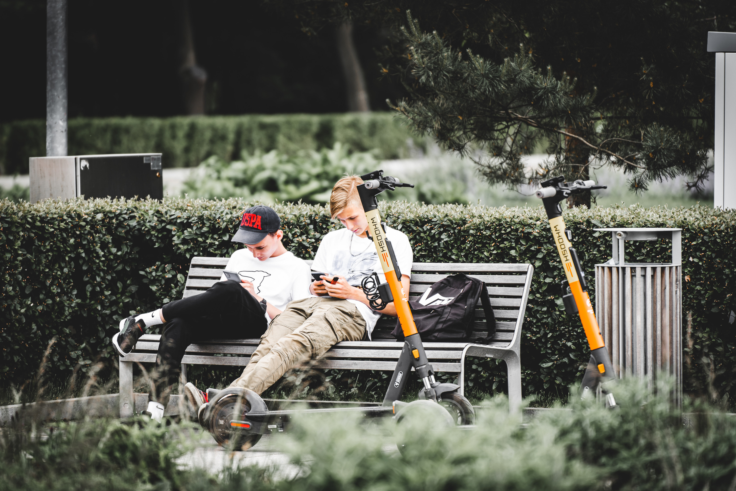 Два молодых человека с электросамокатами Woosh в Луэжниках