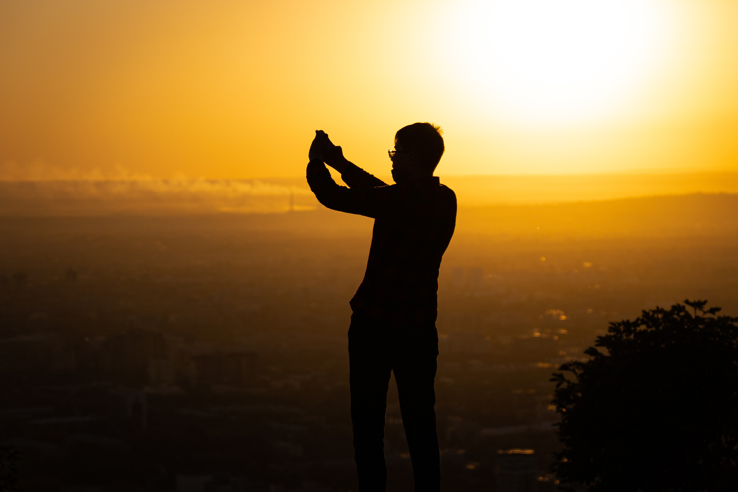 Человек фотографирует закат на Кок-Тобе