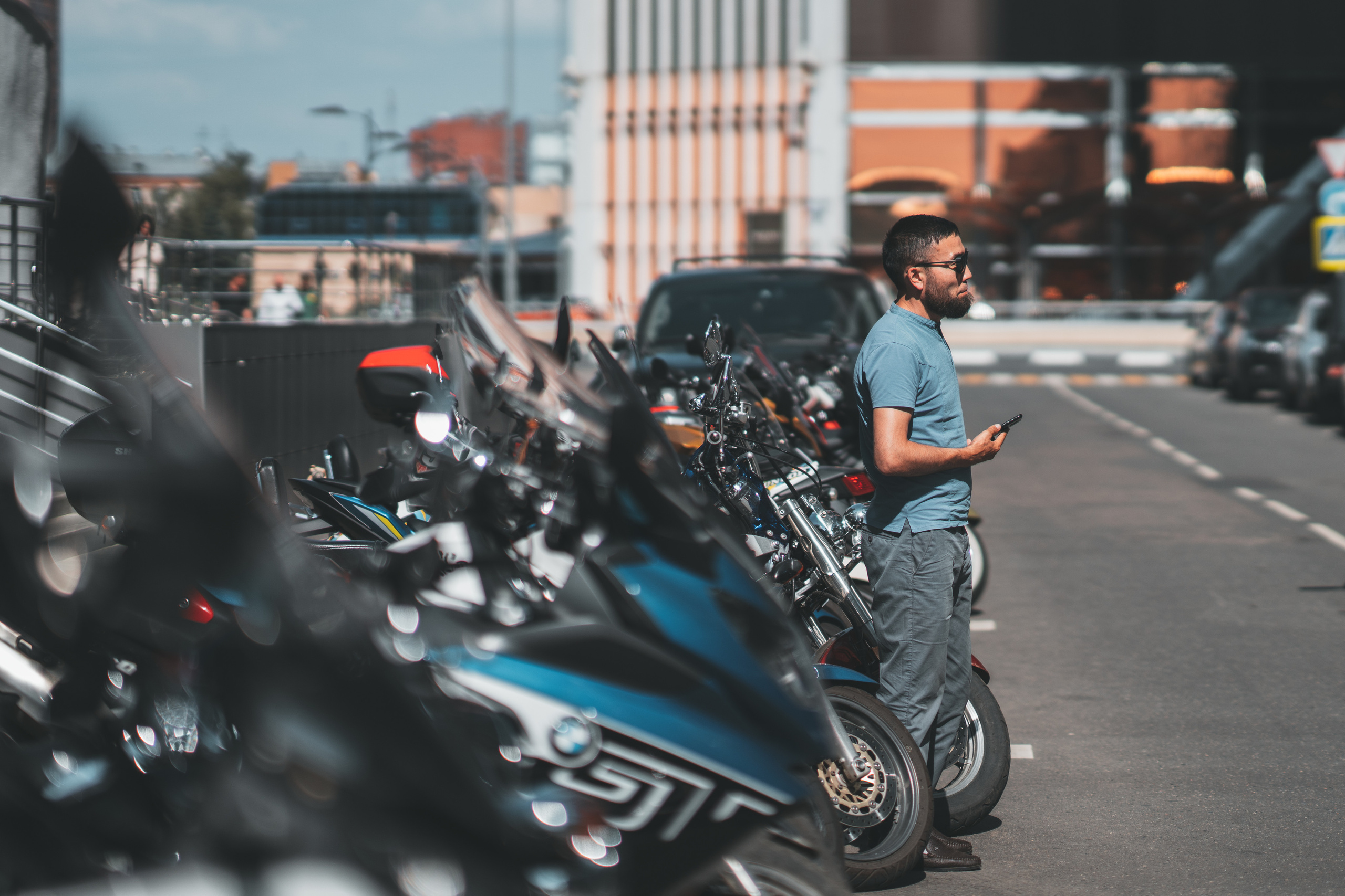 Человек с бородой в Москва-Сити