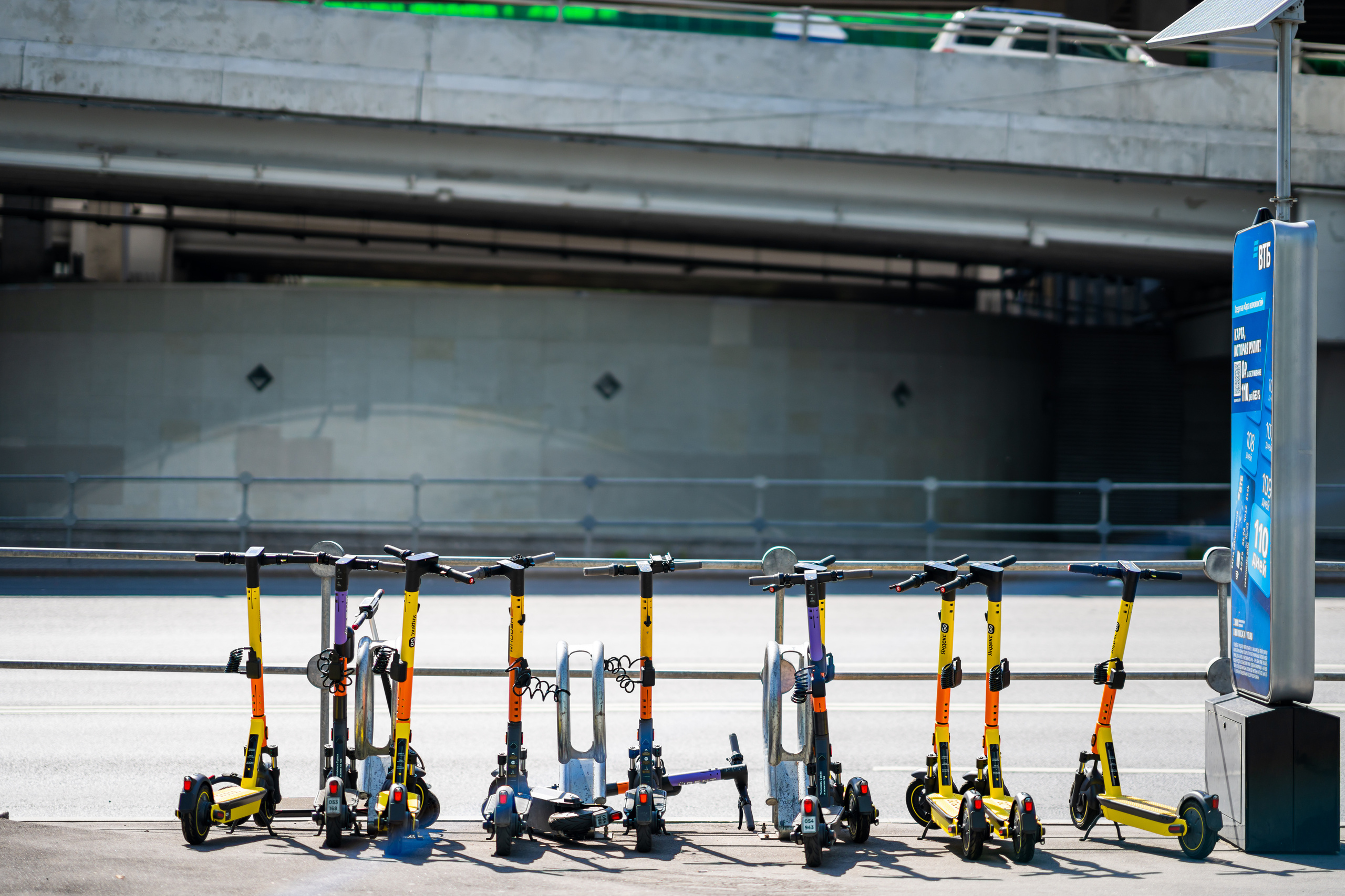 Парковка прокатных электросамокатов в Москва-Сити