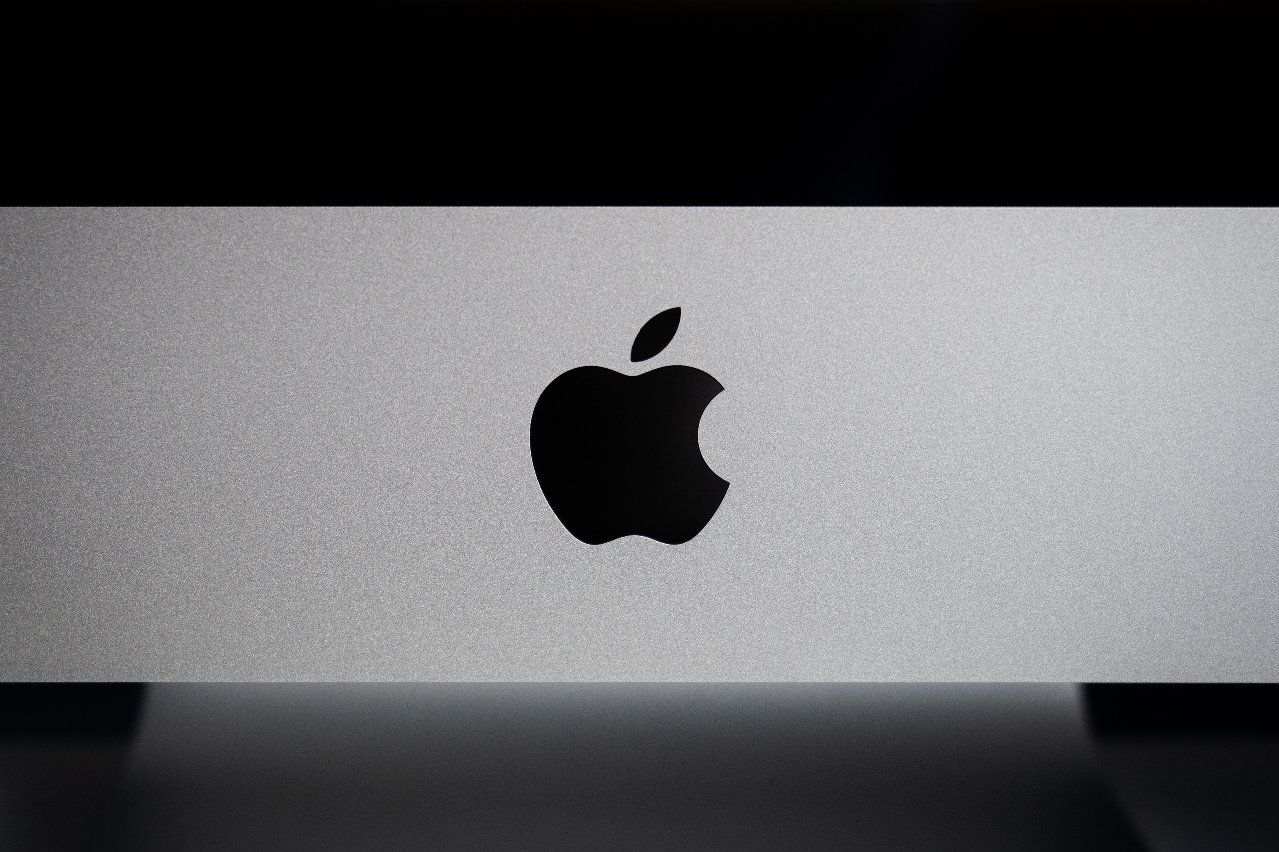 Логотип Apple в серых тонах