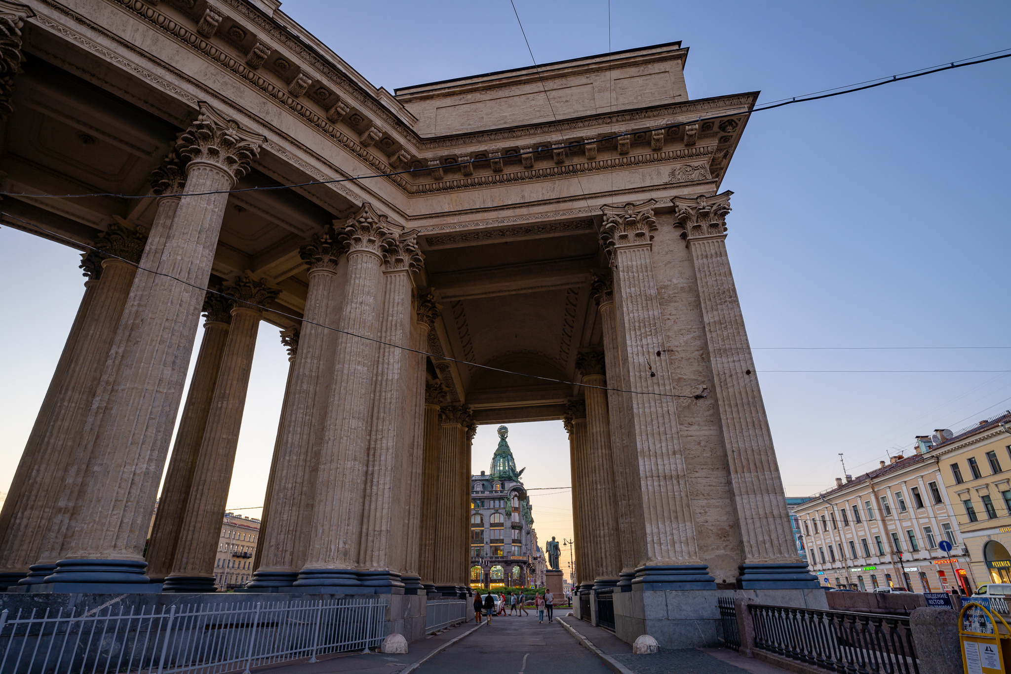 Казанский собор и Дом Зингера в Санкт-Петербурге