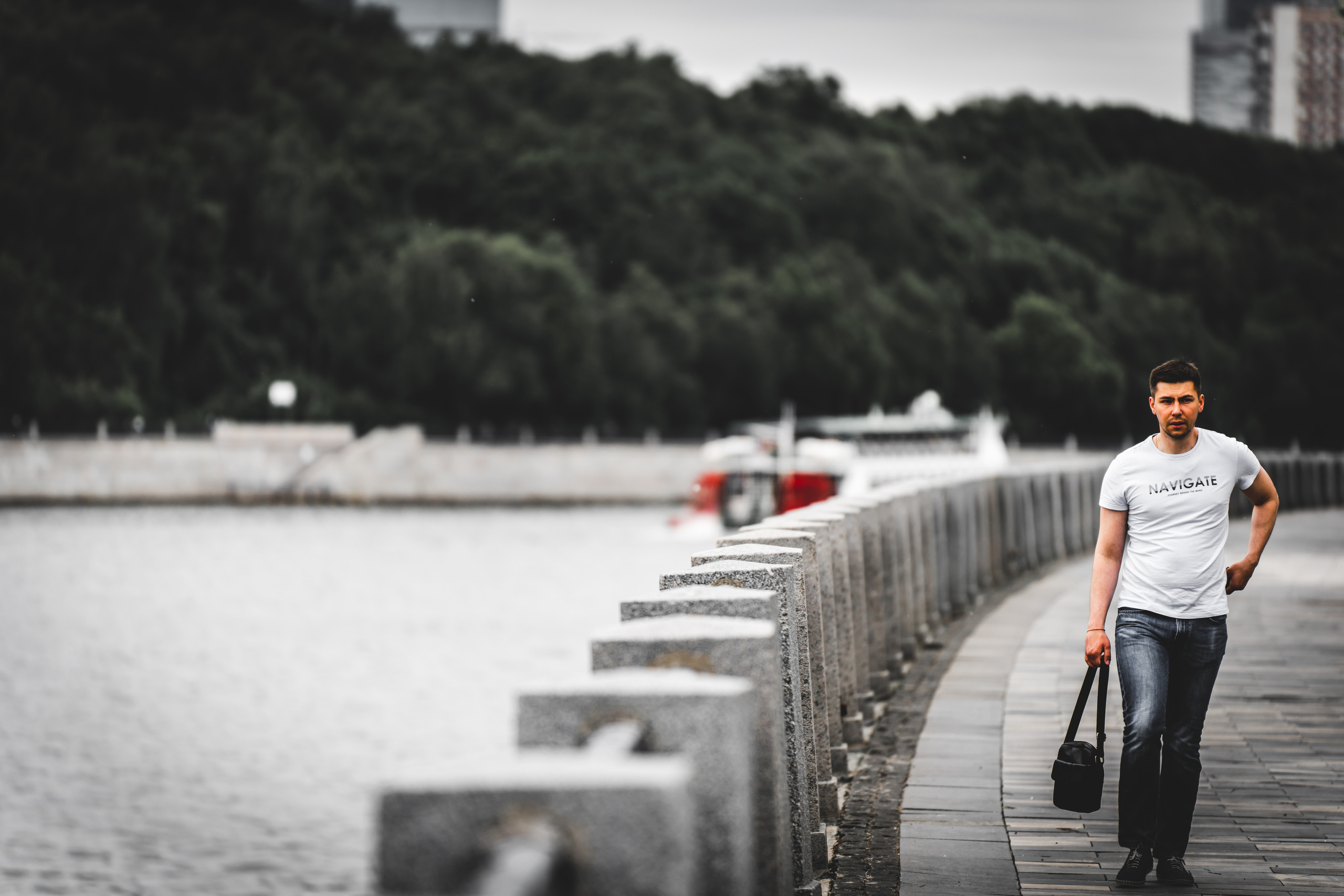 Лужнецкая набережная в Москве