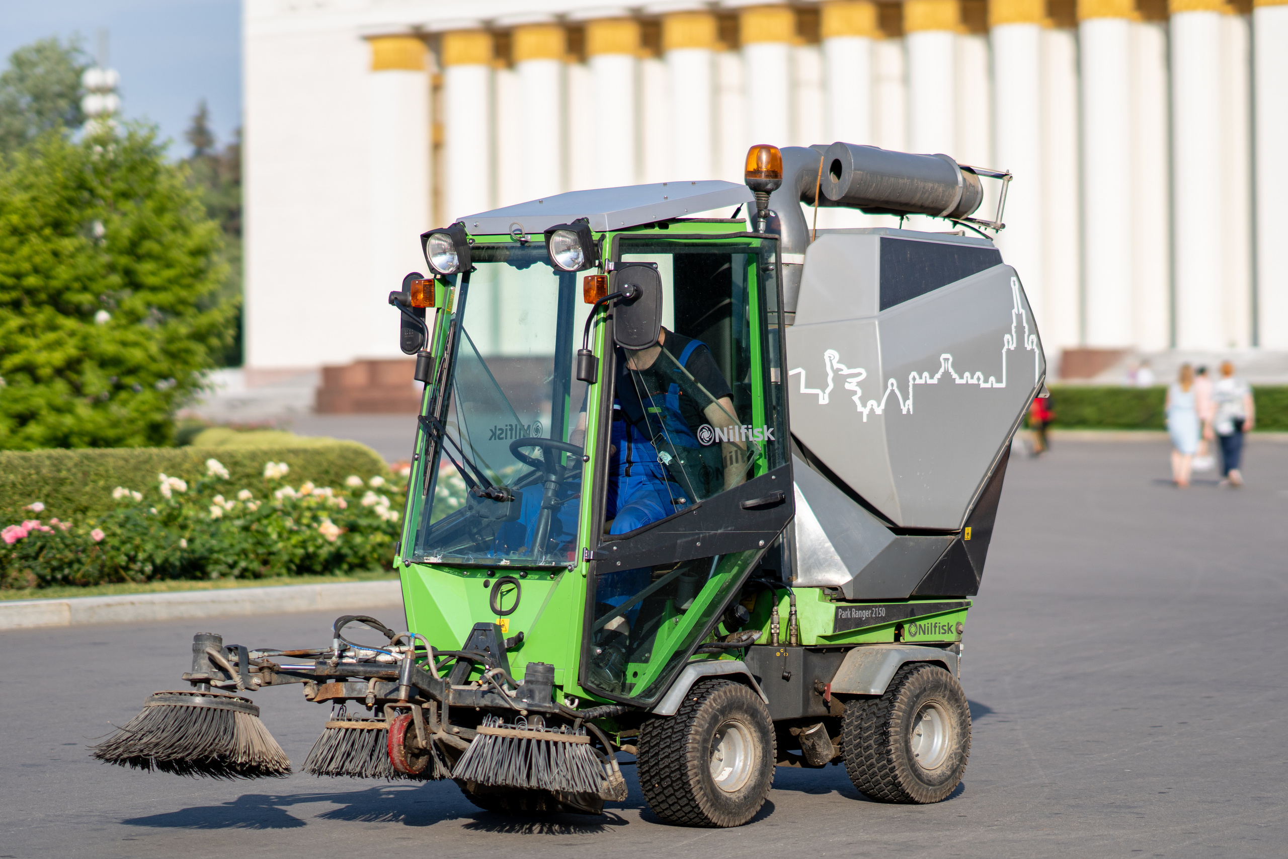 Уборочная машина на ВДНХ