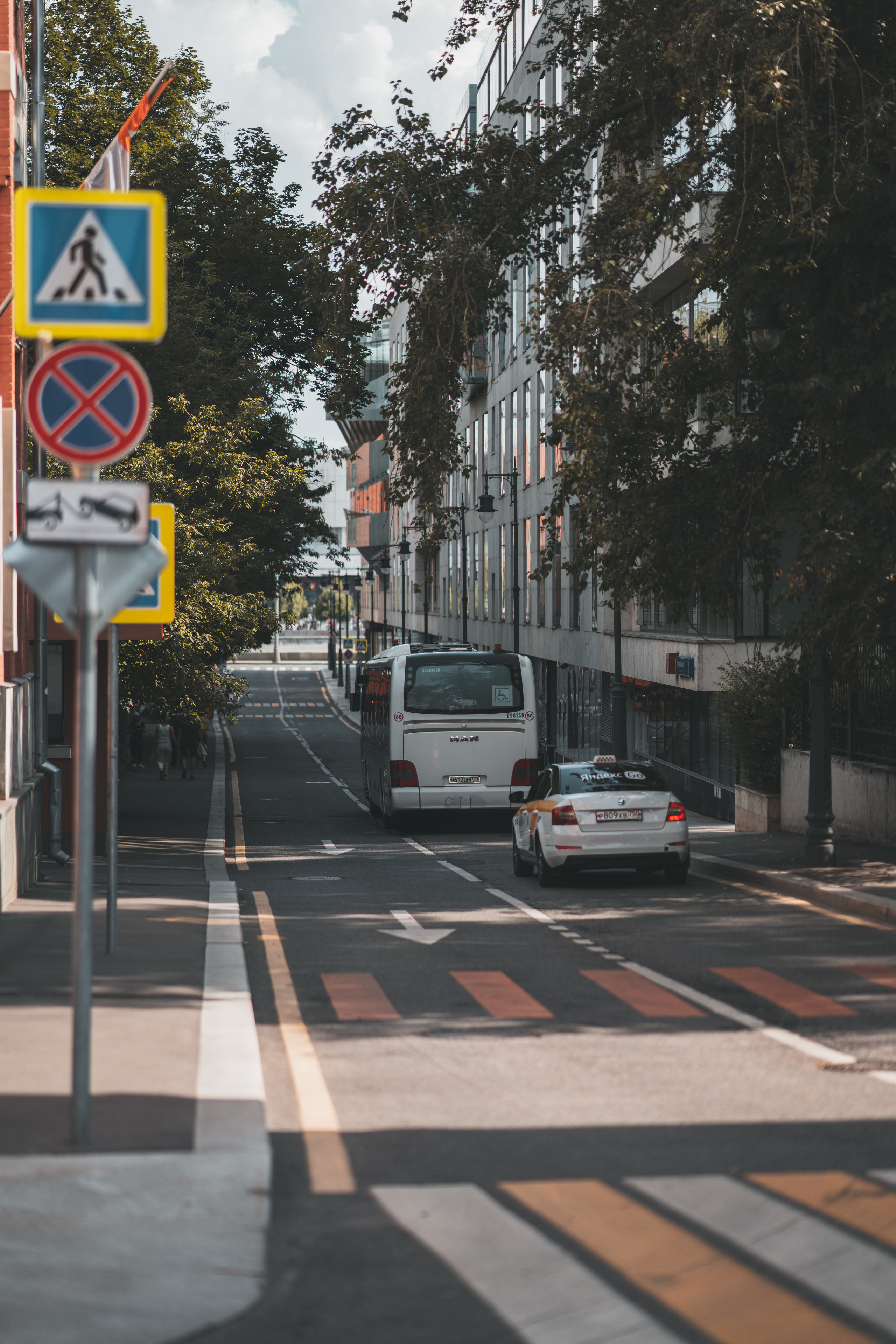 Летние улочки в районе Остоженки в Москве