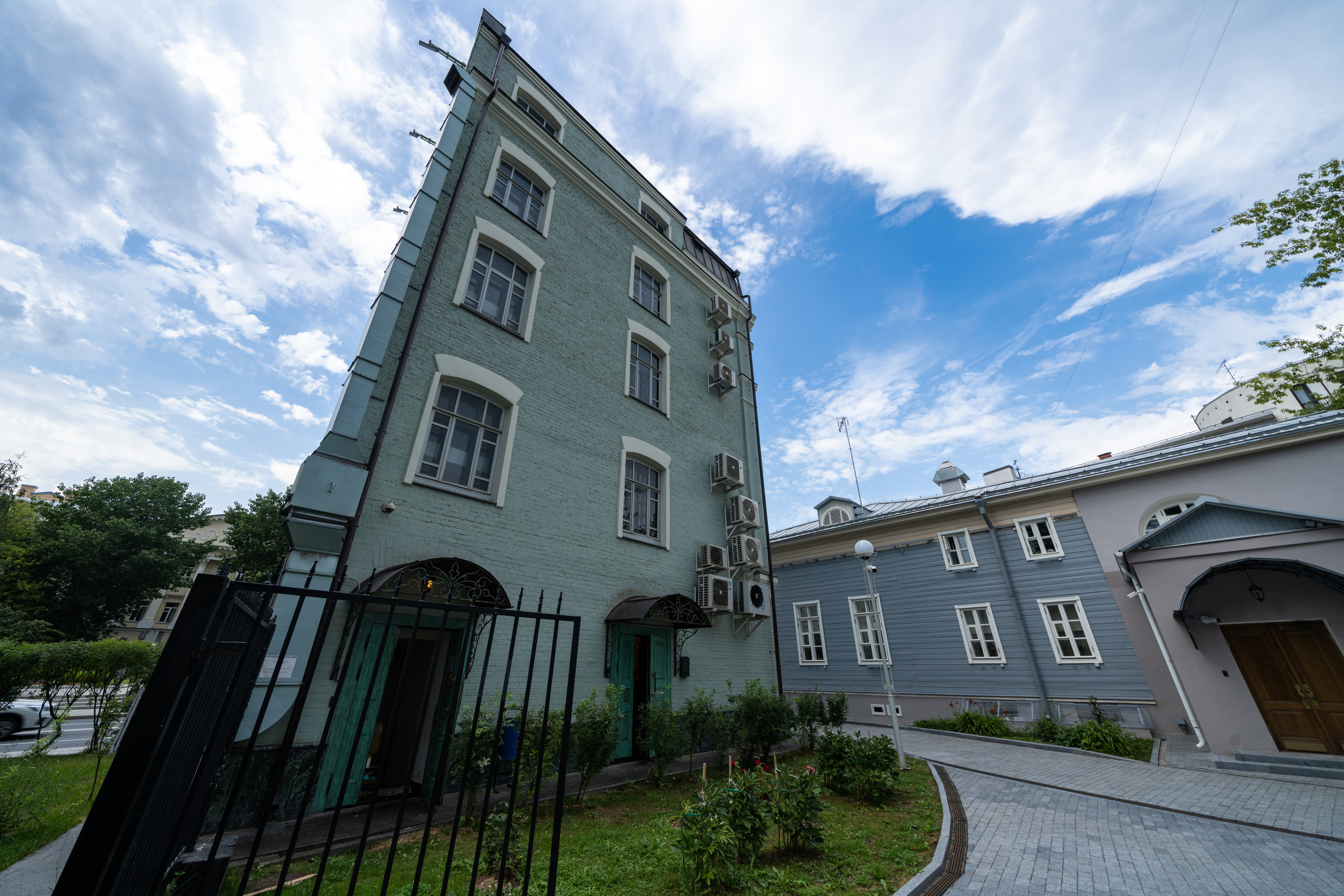 Здание на улице Остоженка в Москве