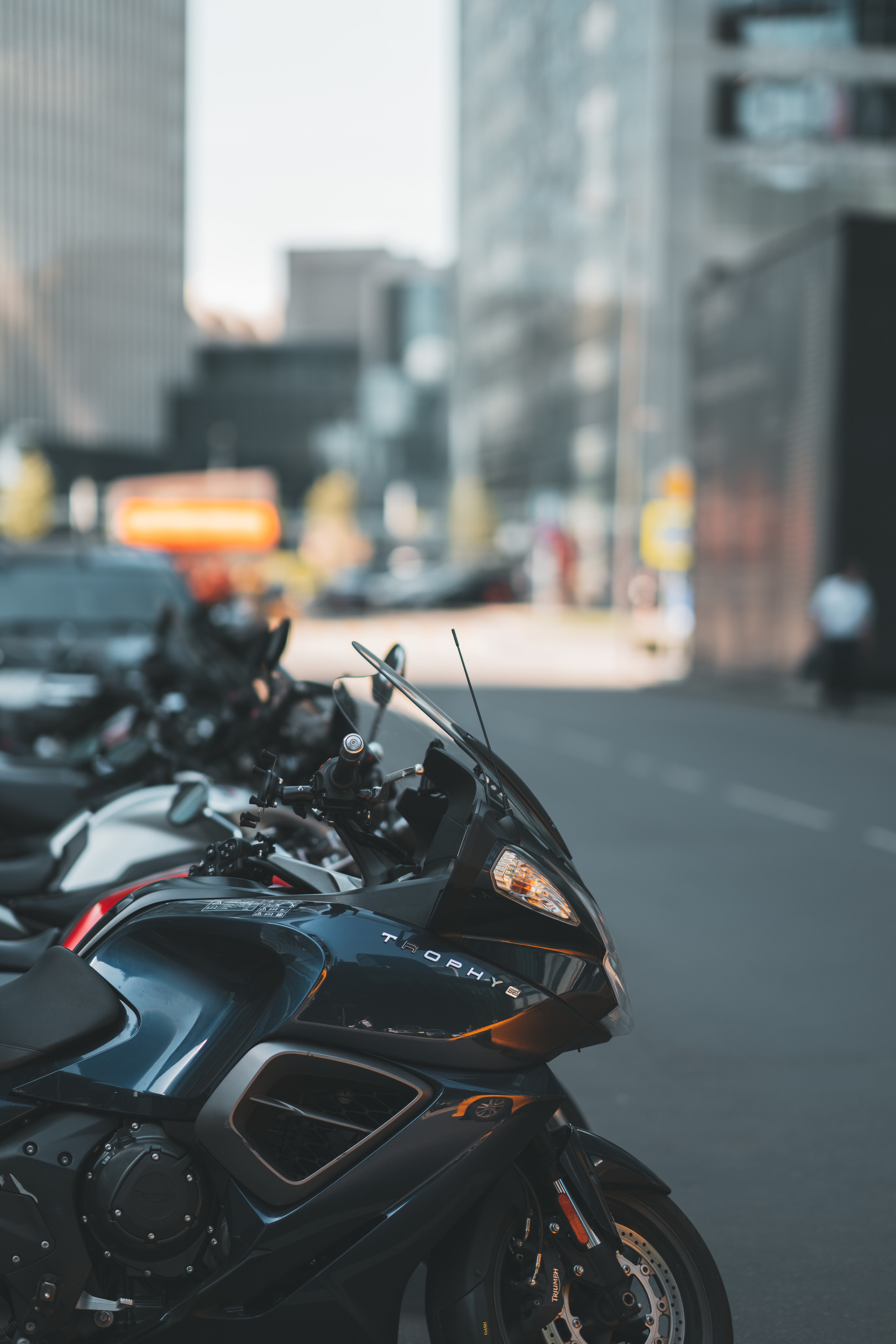 Мотоциклы на парковке в Москва-Сити