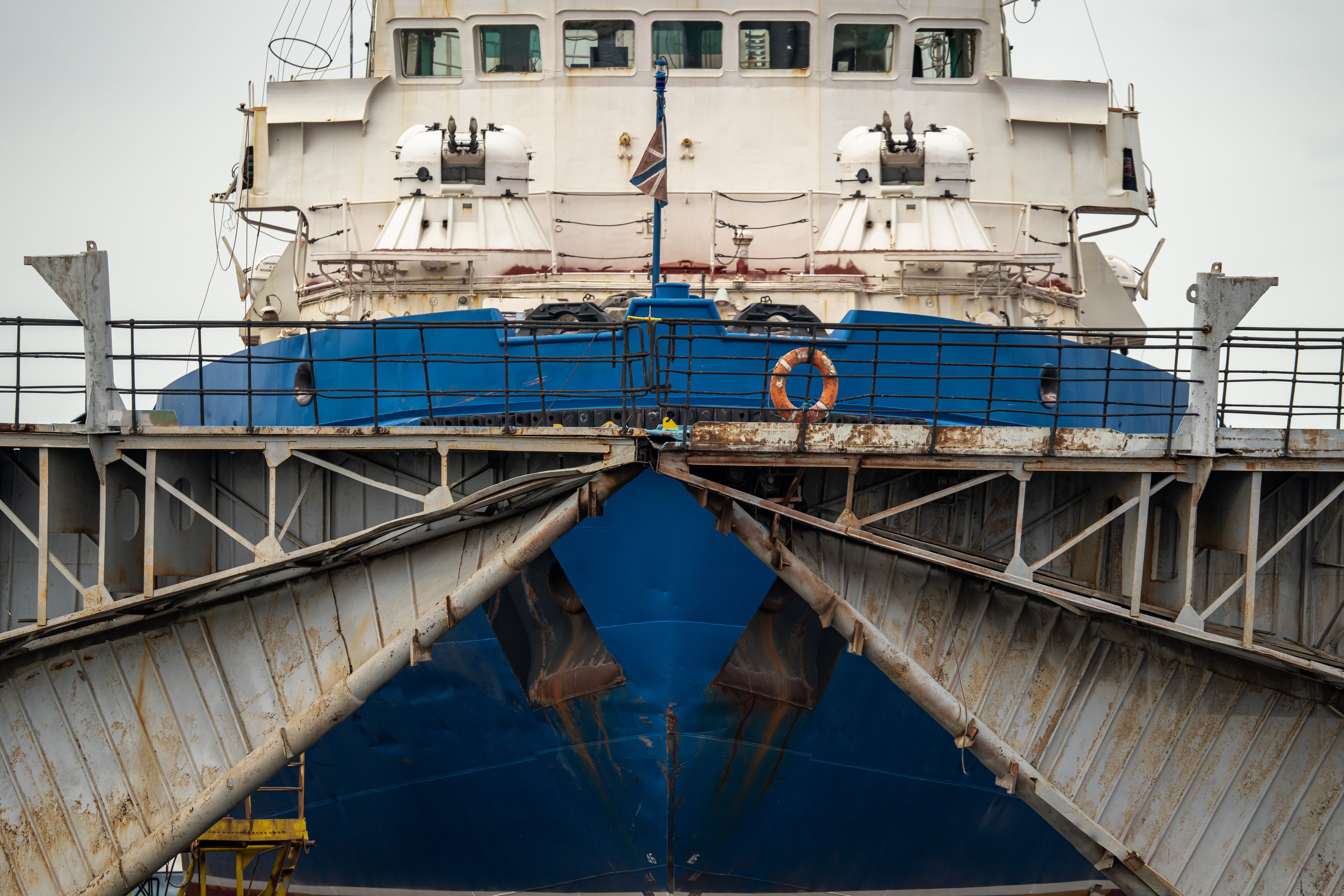 Вид на корабль в порту с Канонерского острова