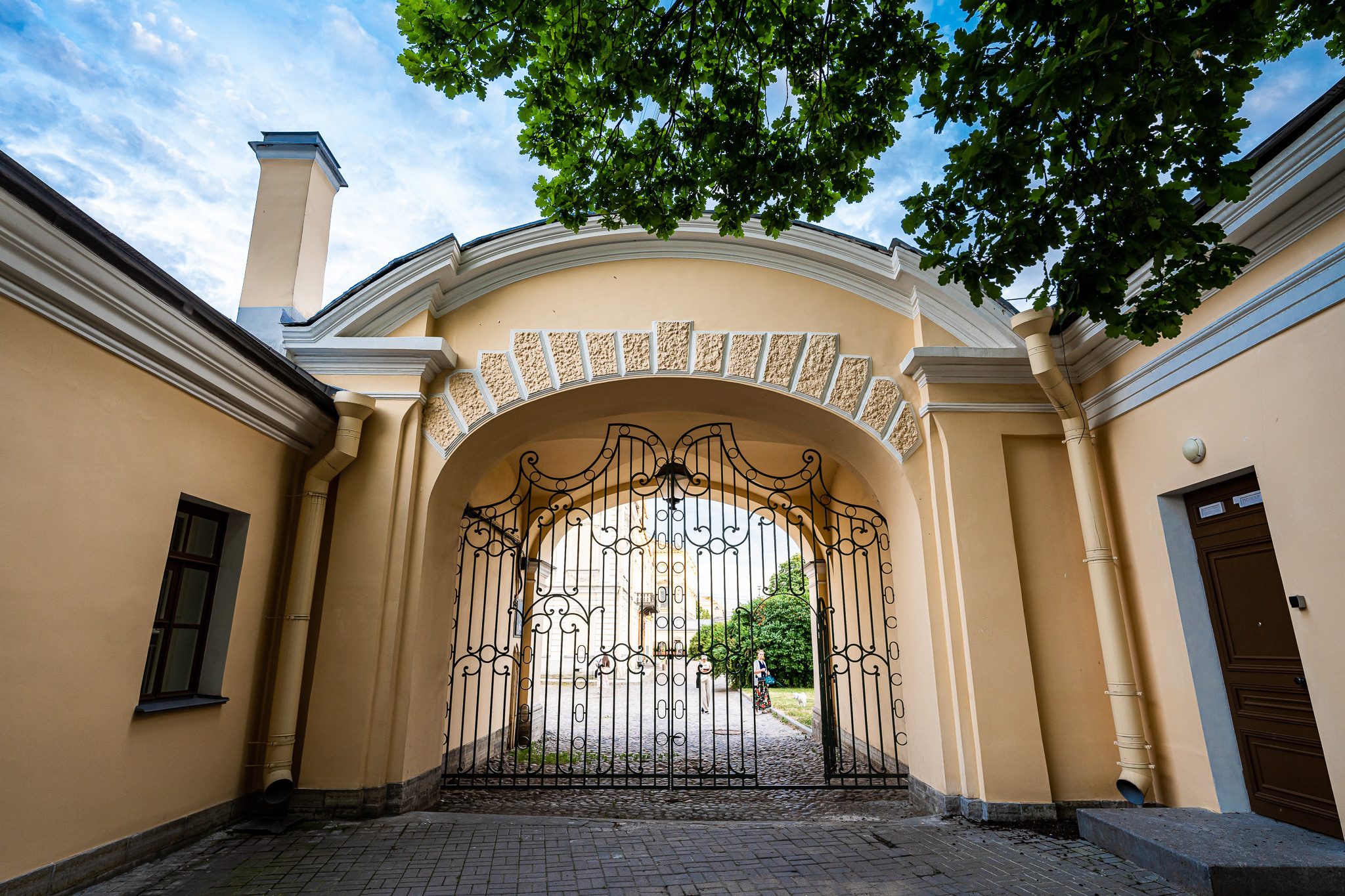 Двор рядом с Шереметьевским дворцом в Санкт-Петербурге
