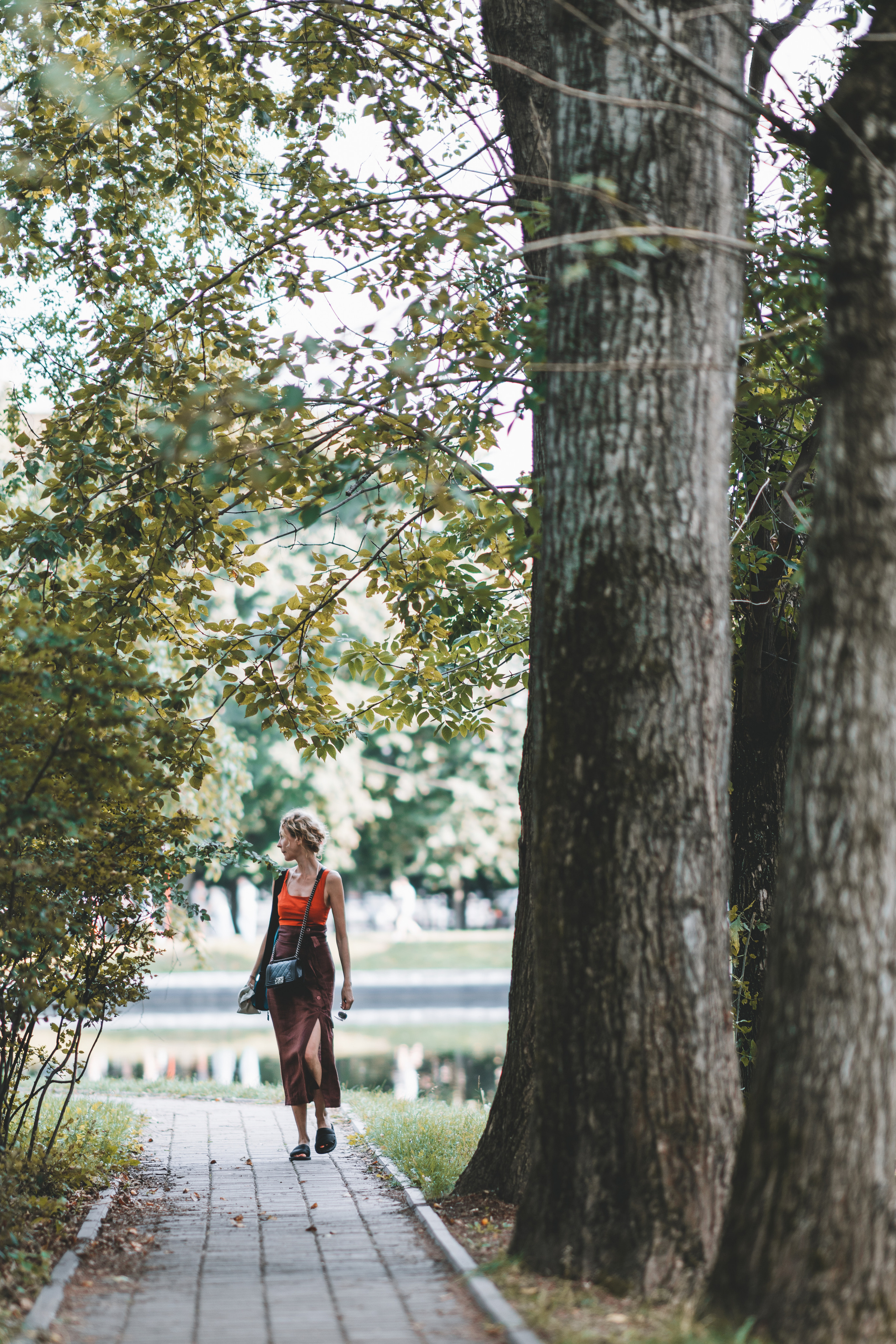 Девушка идет по дорожке в парке Усадьба Трубецких в Москве