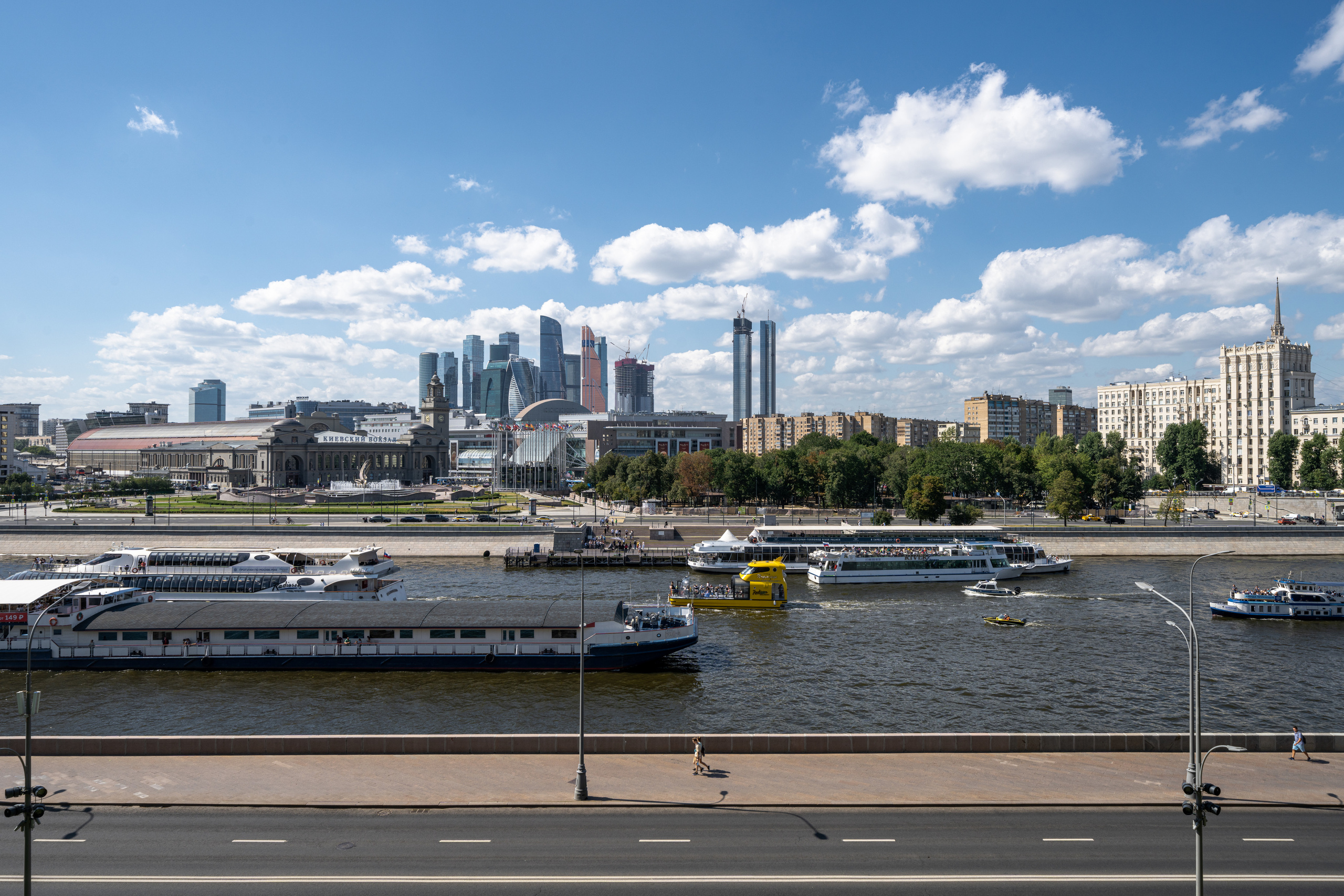 Вид на Москва-Сити с Ростовской набережной