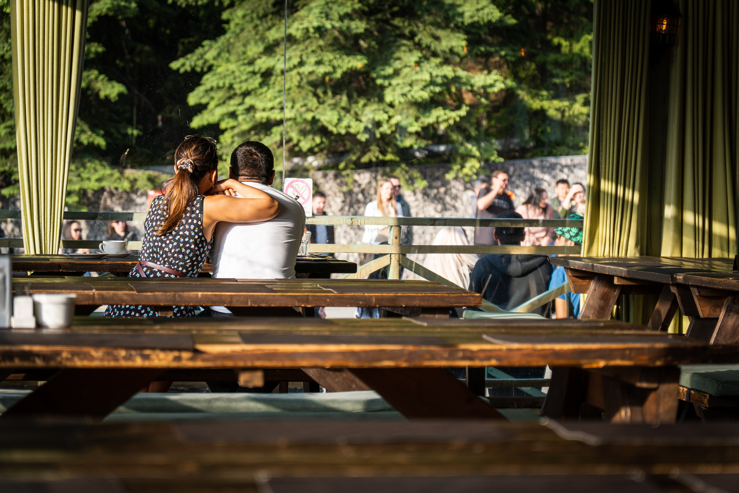 Ресторан у подножия селезащитной плотины Медеу