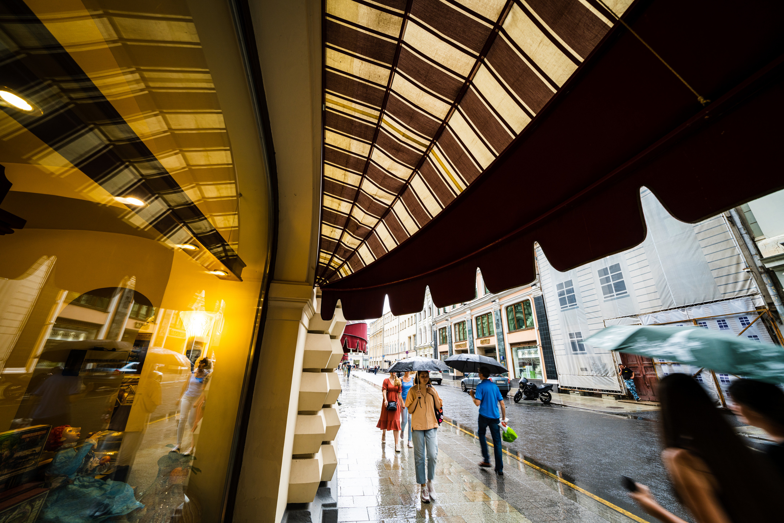 Дождь на улице рядом с ГУМом в Москве