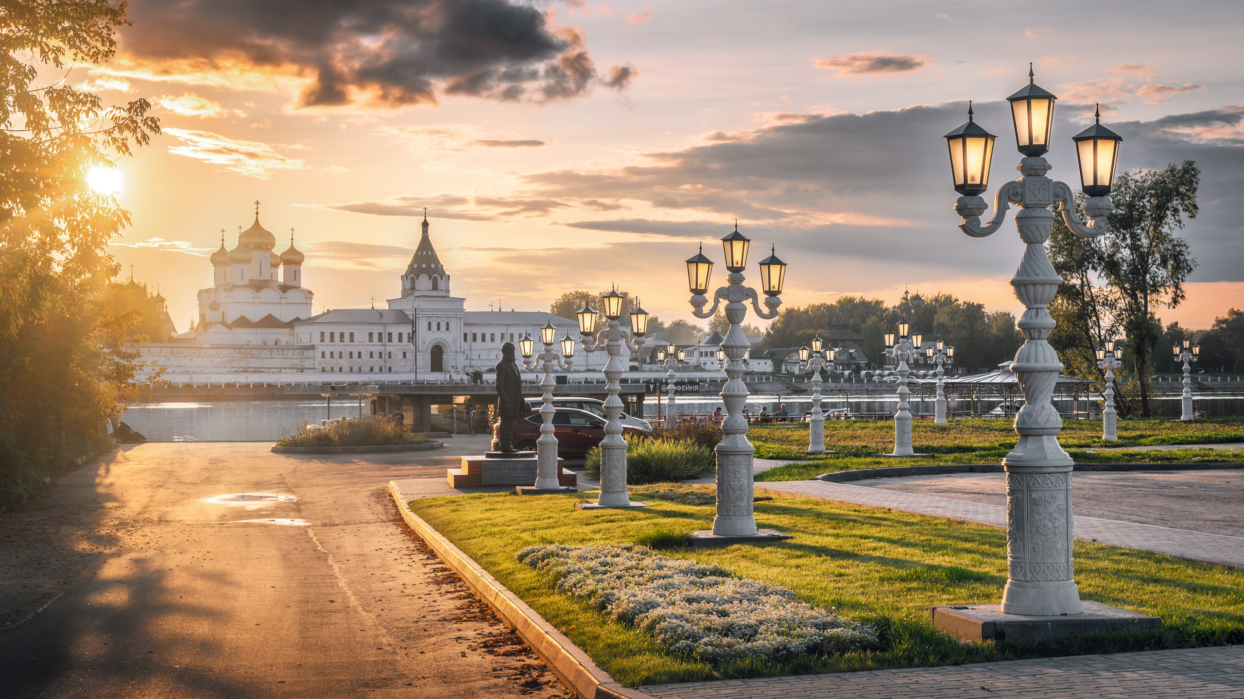 Вид на Ипатьевский монастырь в Костроме в лучах закатного солнца