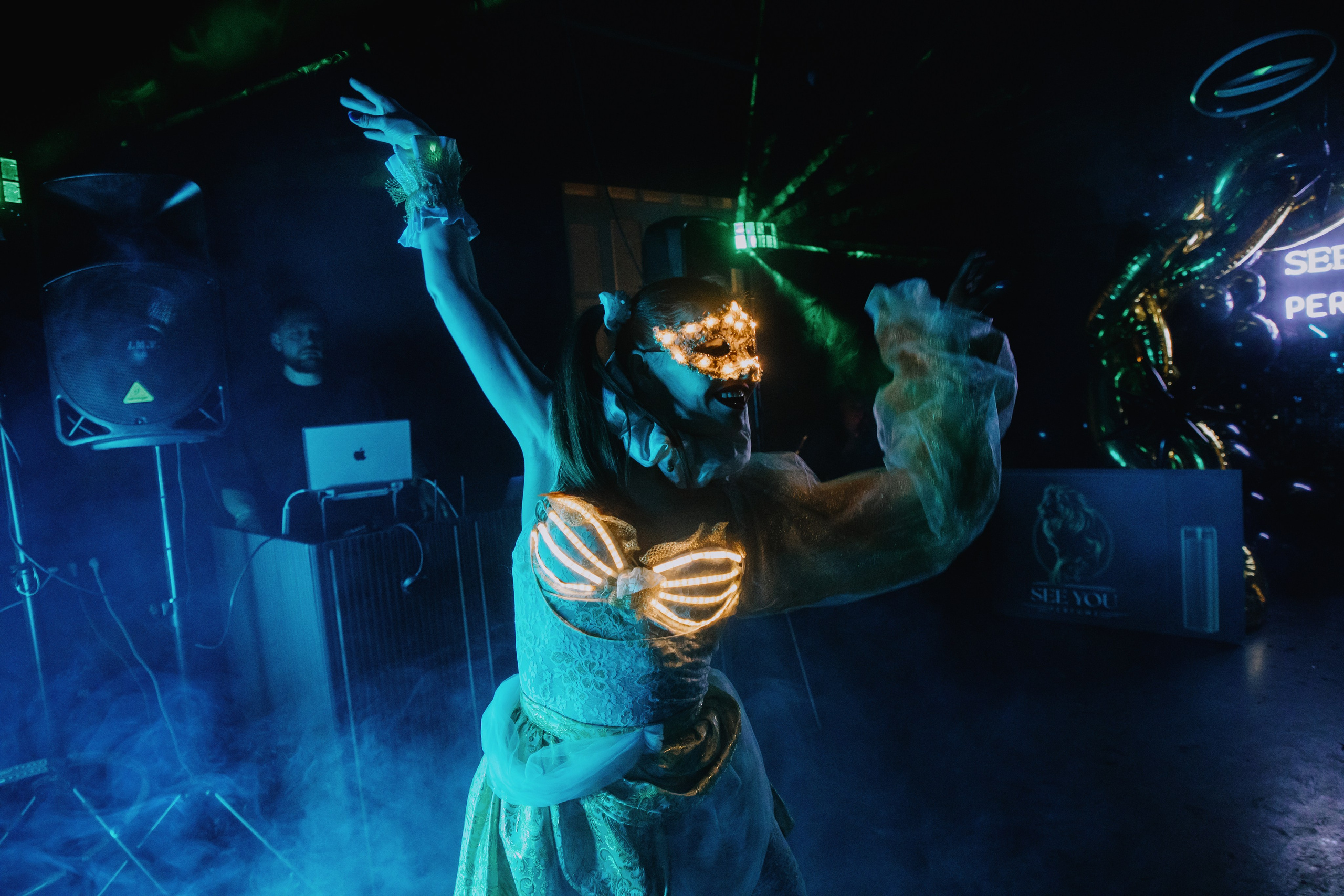 See `You Perfume. Фотограф в Москве и Санкт-Петербурге Дарина