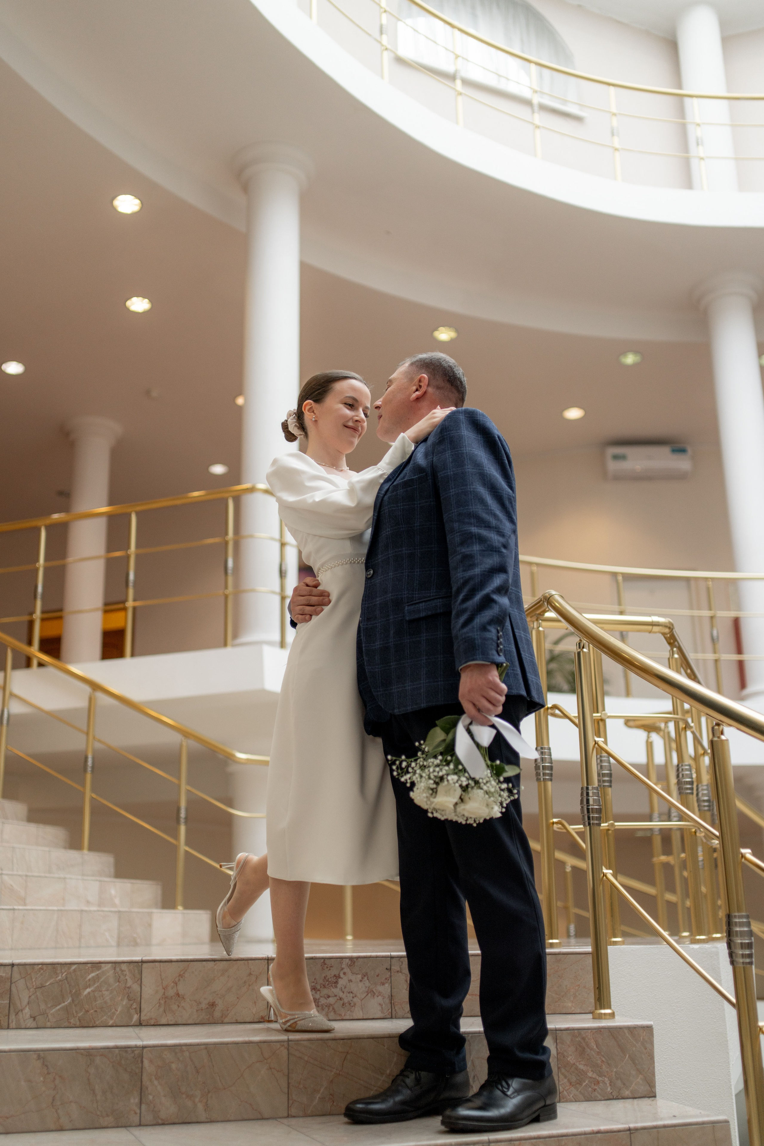 Свадебная фотосессия на лестнице в загсе Приморского района