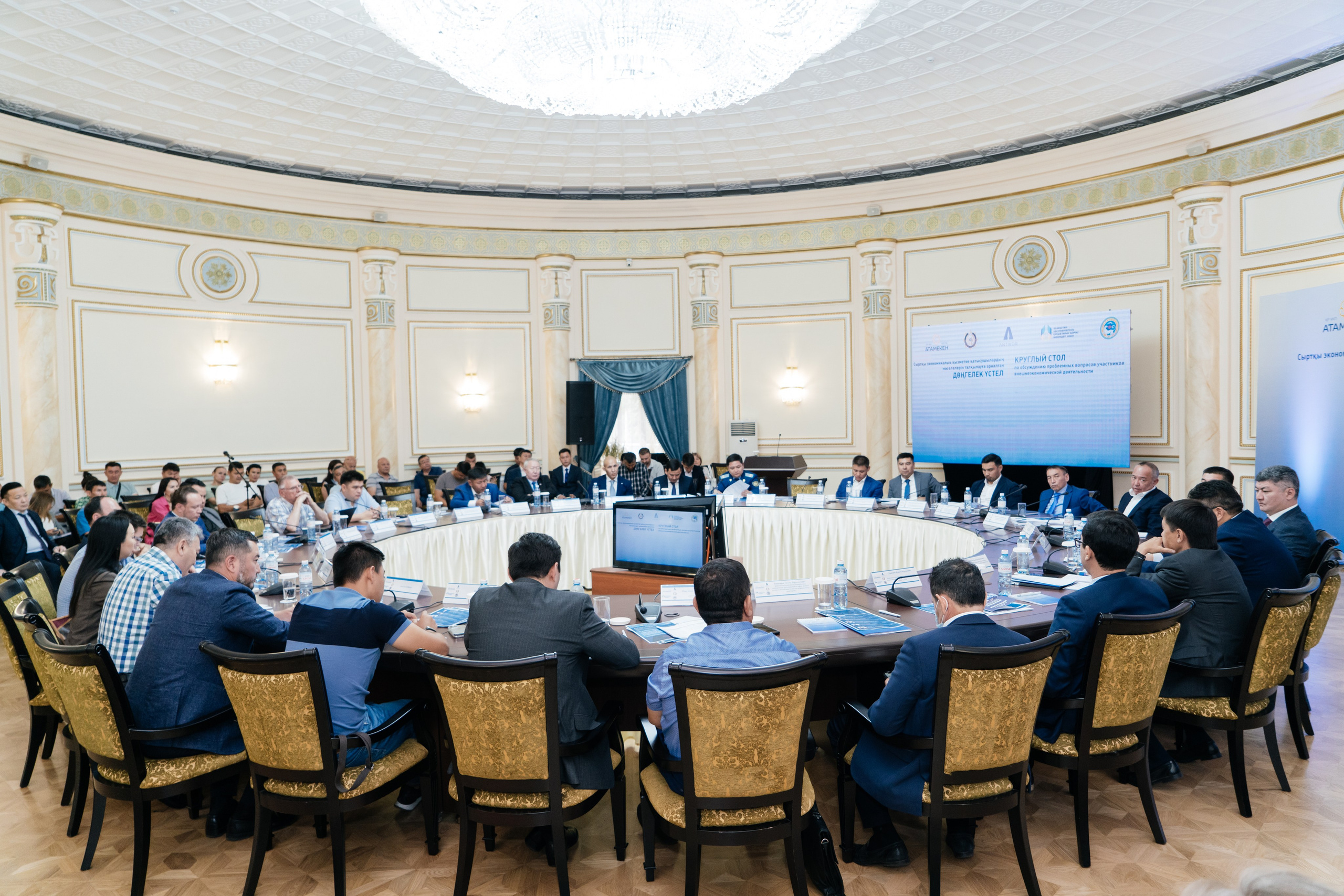 Круглый стол. Свадебный фотограф алматы Шожебаев Кайрат