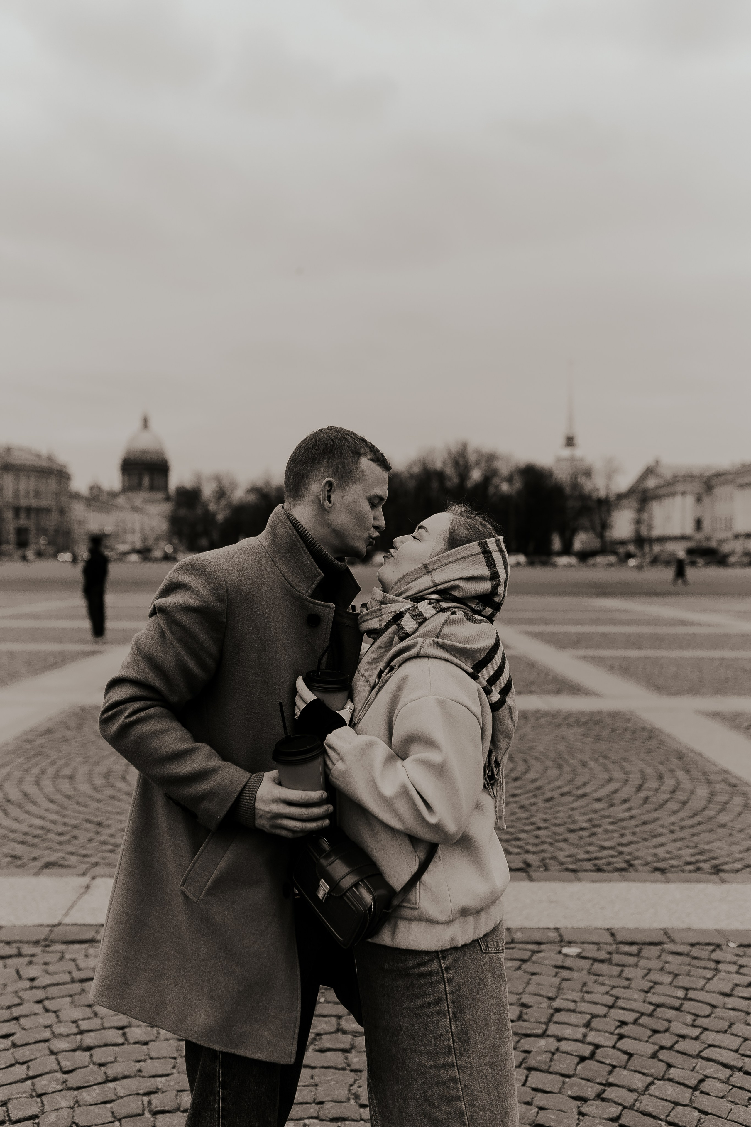 Пара гуляет по Петербургу. Фотограф в Санкт-Петербурге Лиза Семченкова