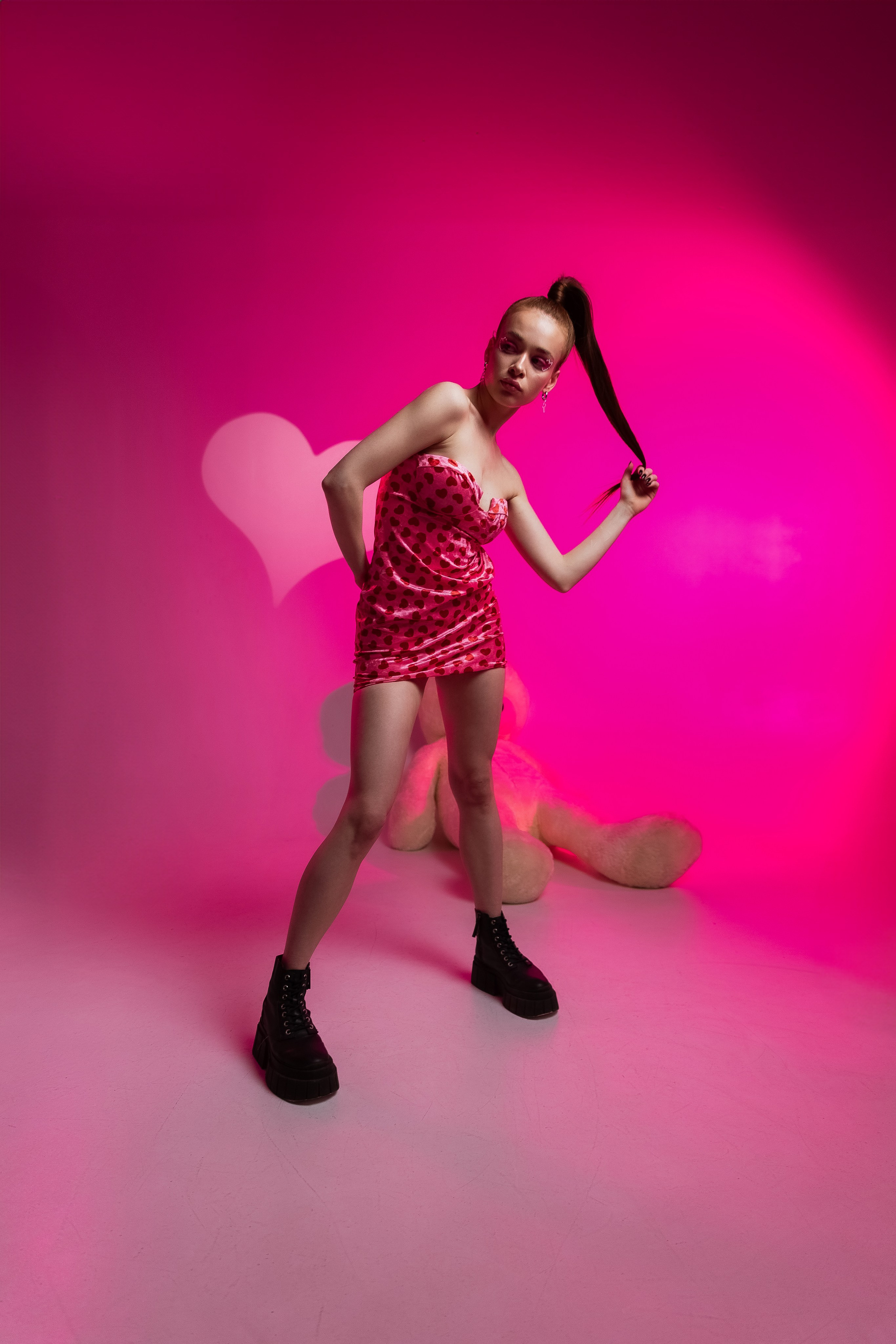 идея фотосессия на 14 февраля, день всех влюблённых, цветной свет, маски габо, 14 февраля, ростовой медведь