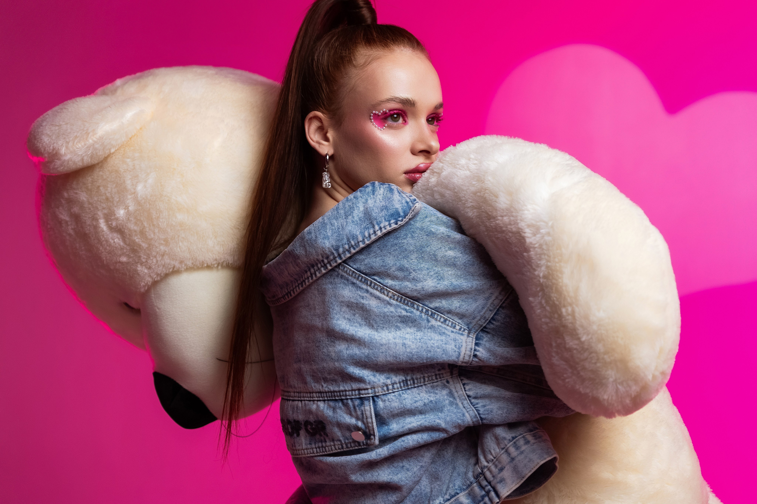 идея фотосессия на 14 февраля, день всех влюблённых, цветной свет, маски габо, 14 февраля, ростовой медведь