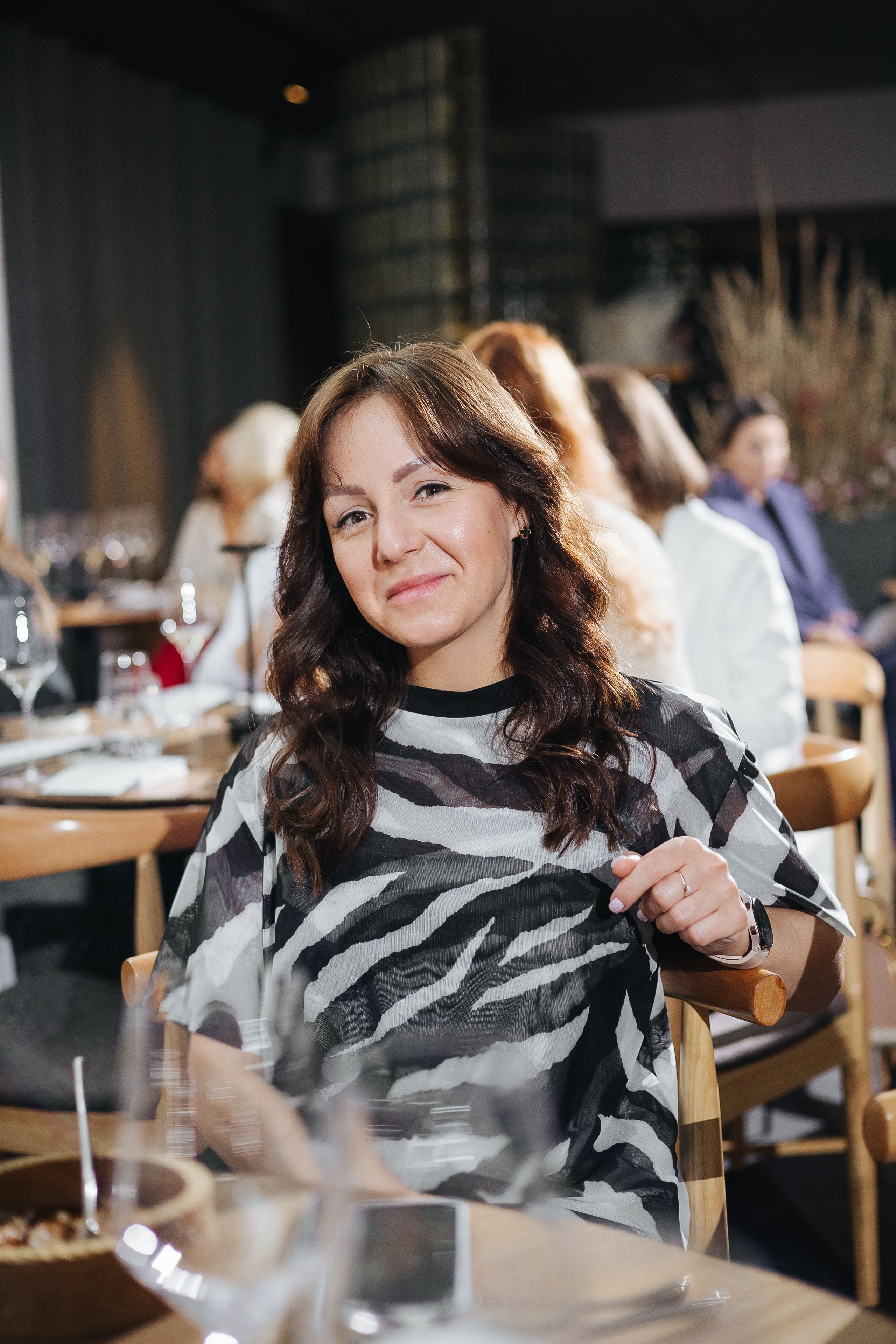 Презентация открытия магазина женской одежды GLVR в ресторане Fresco. Фотограф в Красноярске Надежда Воскресенская