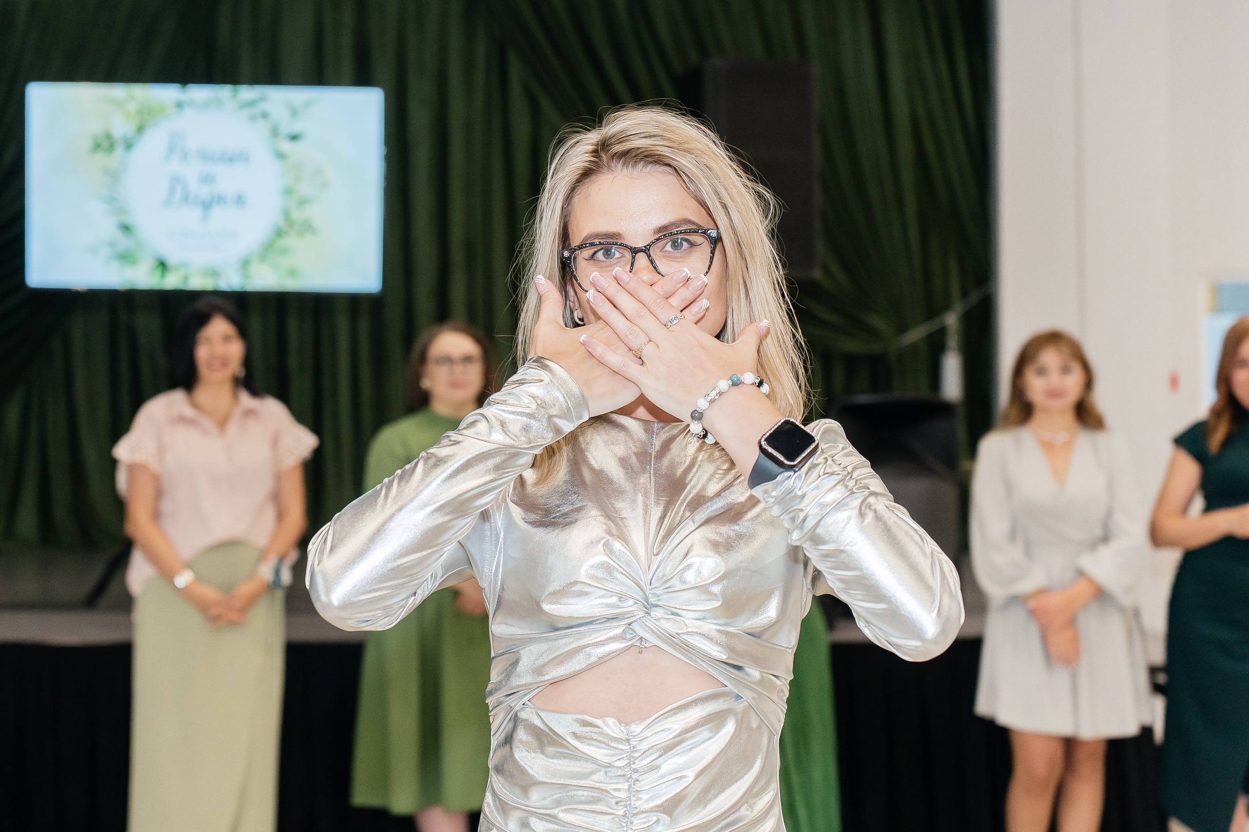 В отели. Для тех, кто не ждёт удачи, а создаёт её. Каждая фотосессия — это твой момент, твой стиль, твой успех. 📸