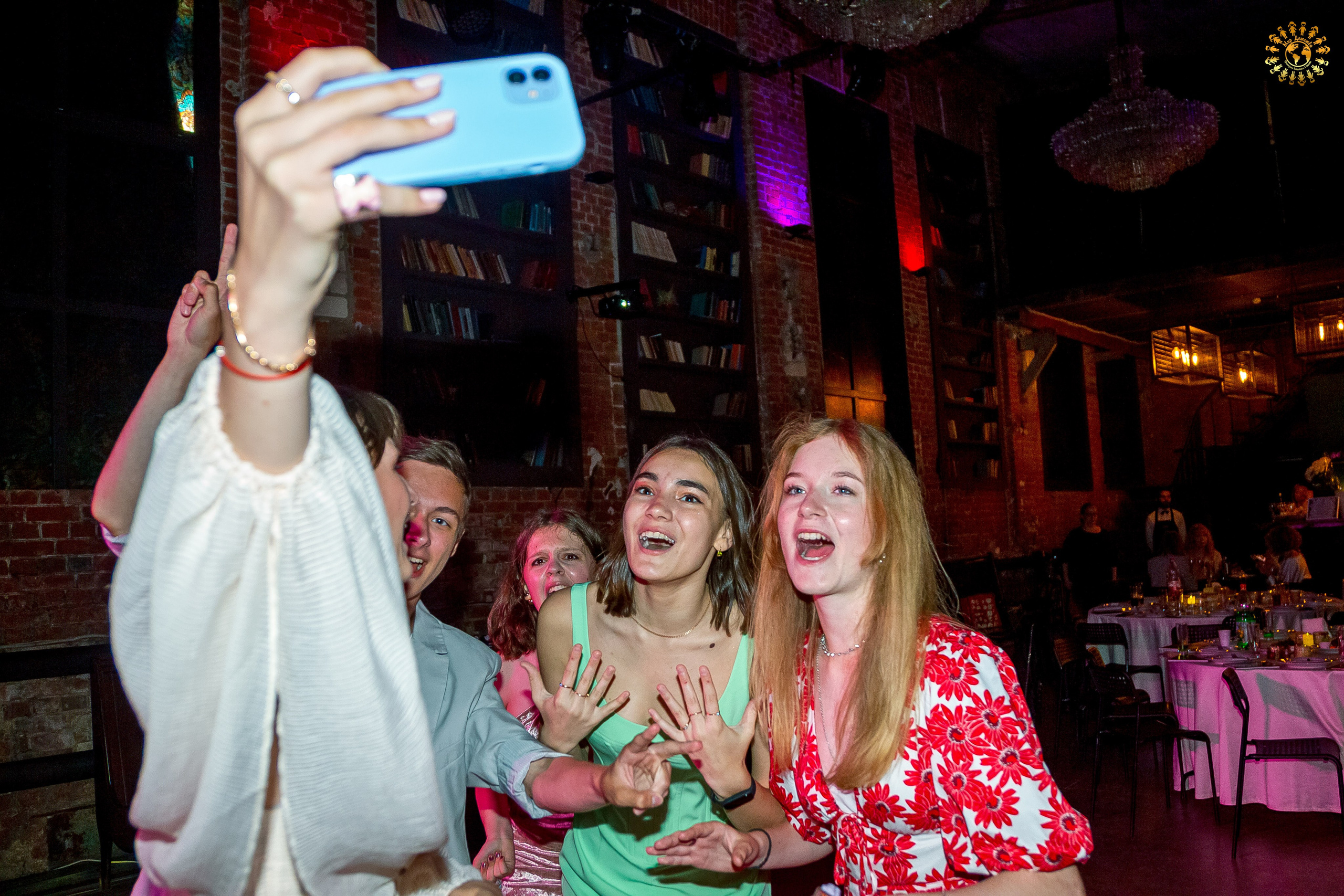 Выпускной 2023 (Школа 548; 9 Ж класс) AG Loft «Библиотека», Москва. Репортажная съемка в Москве и области. Анималистика