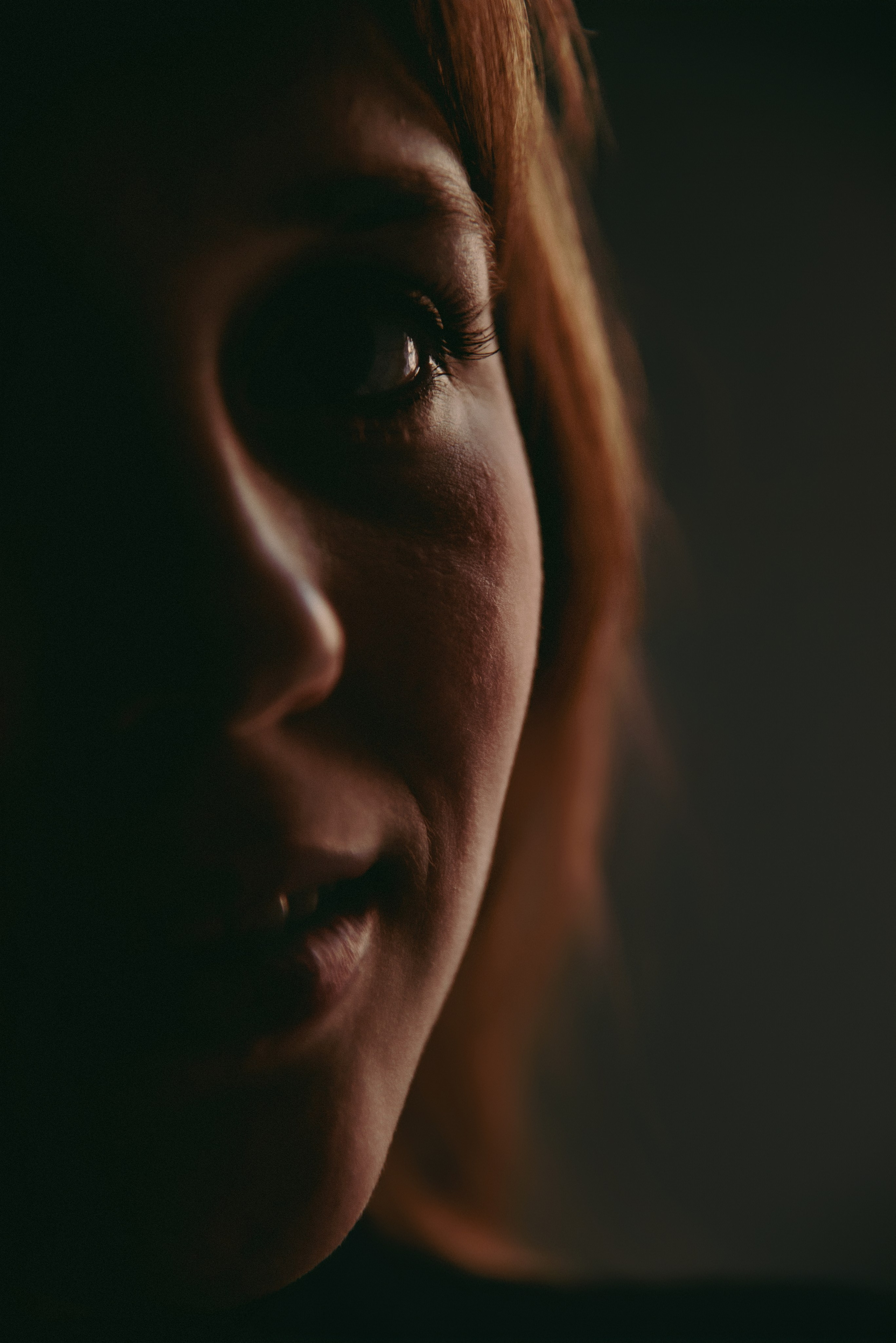 портрет девушки в темном ключе, портрет девушки