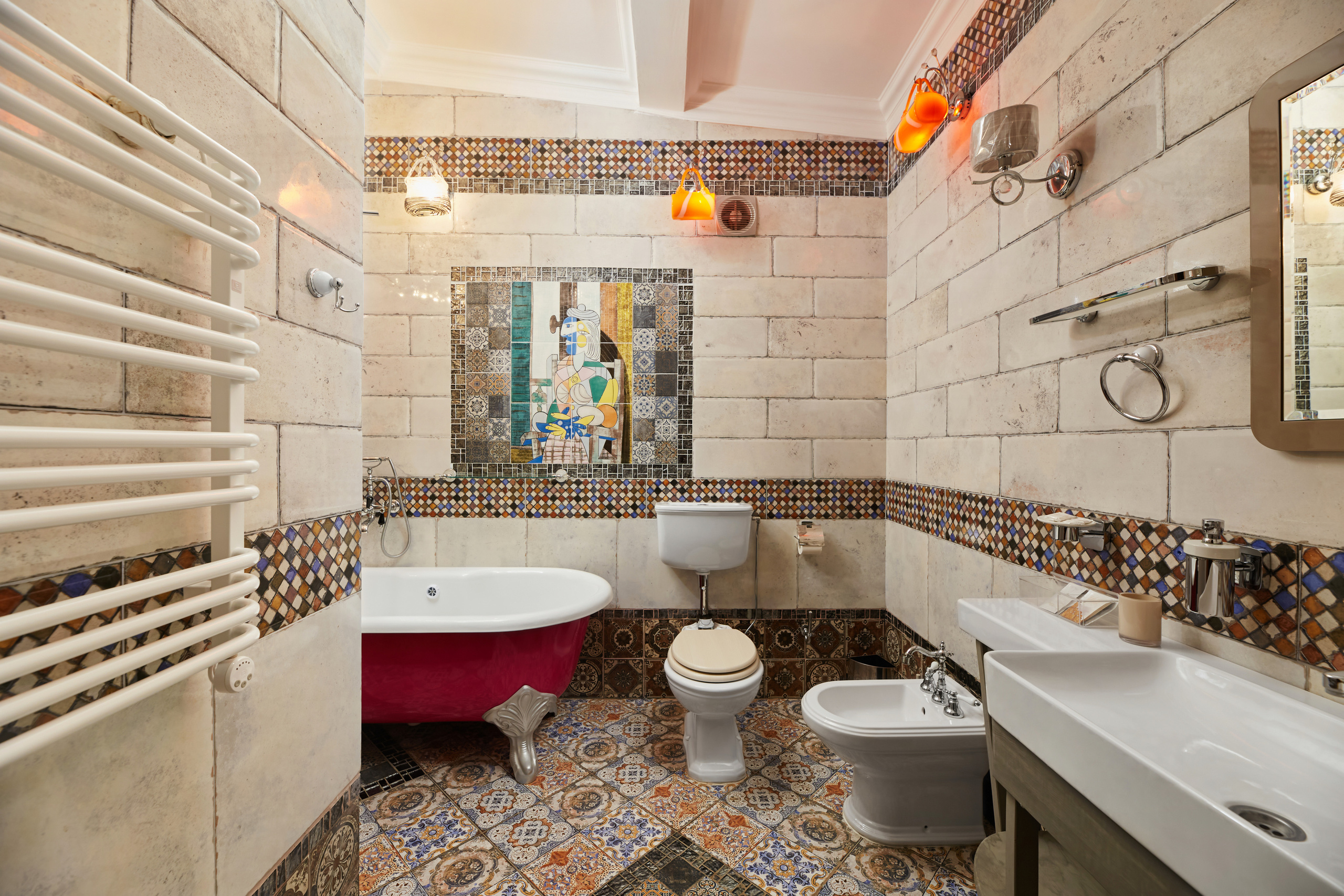 Фотосессия туалета с красной ванной и дорогой сантехникой. 