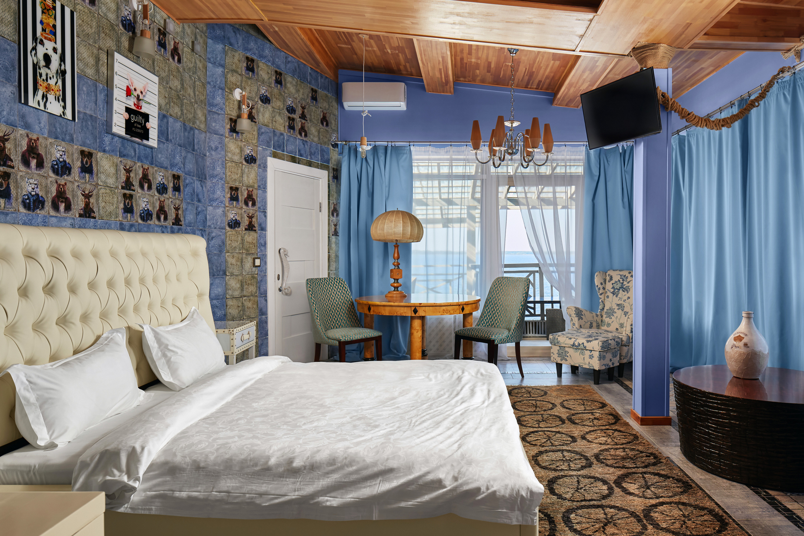 Фотосессия интерьера номера отеля в Калининграде. Голубой цвет в приоритете. Вид на Калининградский залив. 