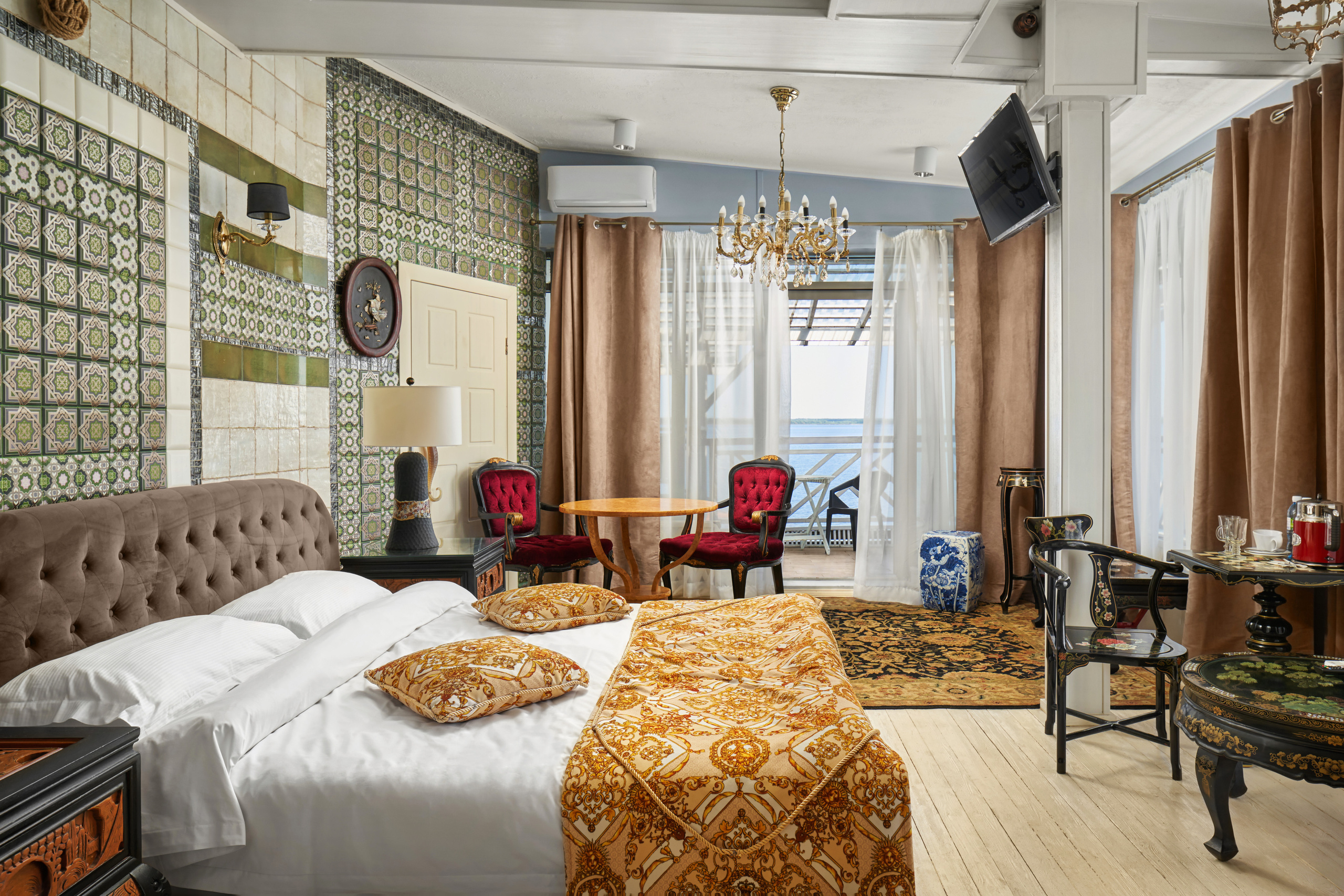 Фотосессия интерьера номера отеля в Калининграде. Вид на Калининградский залив. 