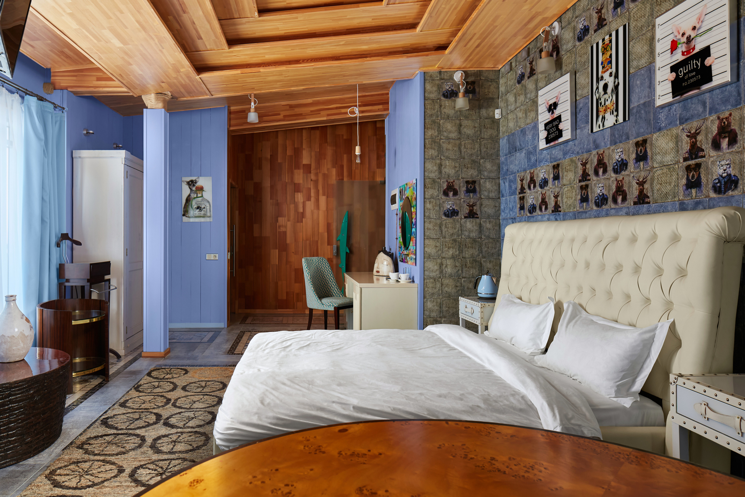 Фотосессия интерьера номера отеля в Калининграде. Голубой цвет в приоритете.