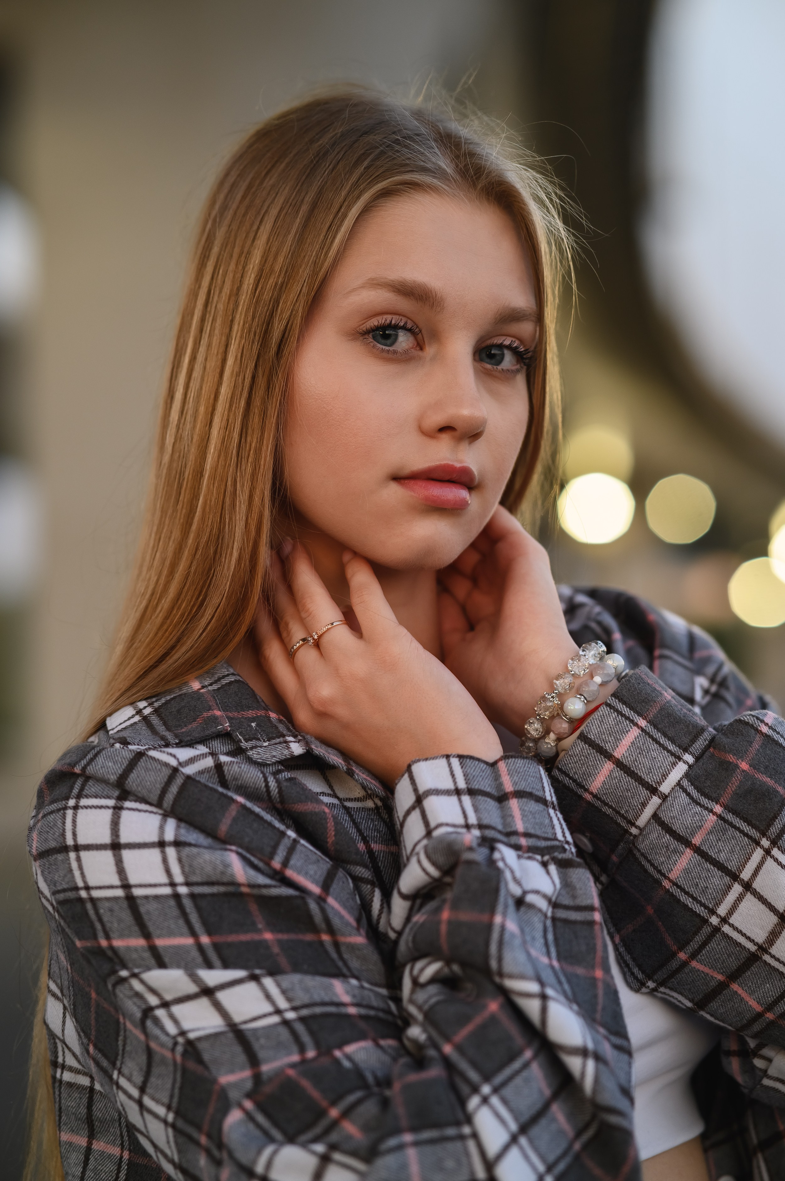 Закатная фотосессия у моста Миллениум в Казани, модель в уличном стиле, свет фонарей