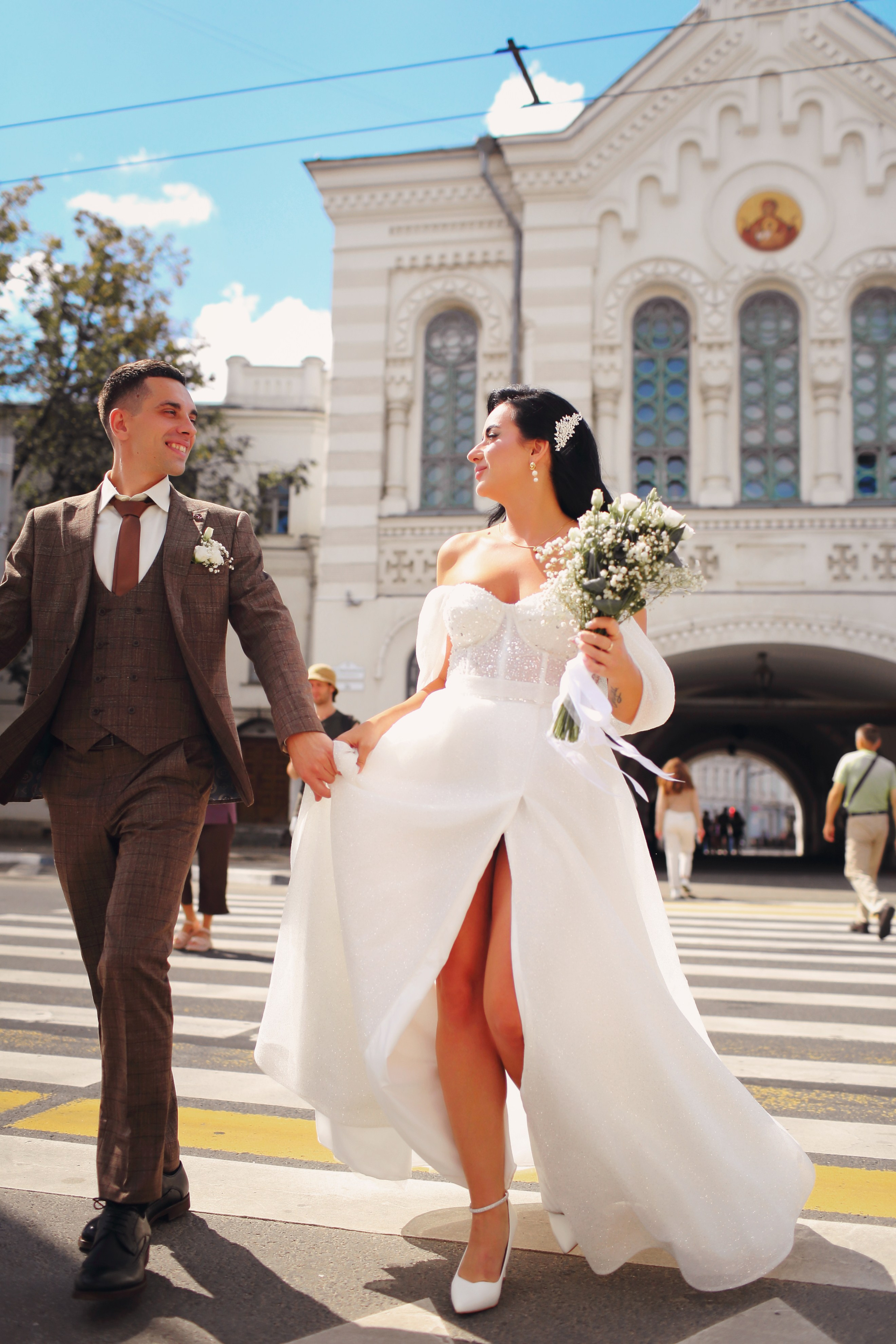 Съемка пары Марии и Ильи, гуляющих по городу. Свадебный и репортажный фотограф в Ярославле и Санкт-Петербурге Роман Микрюков