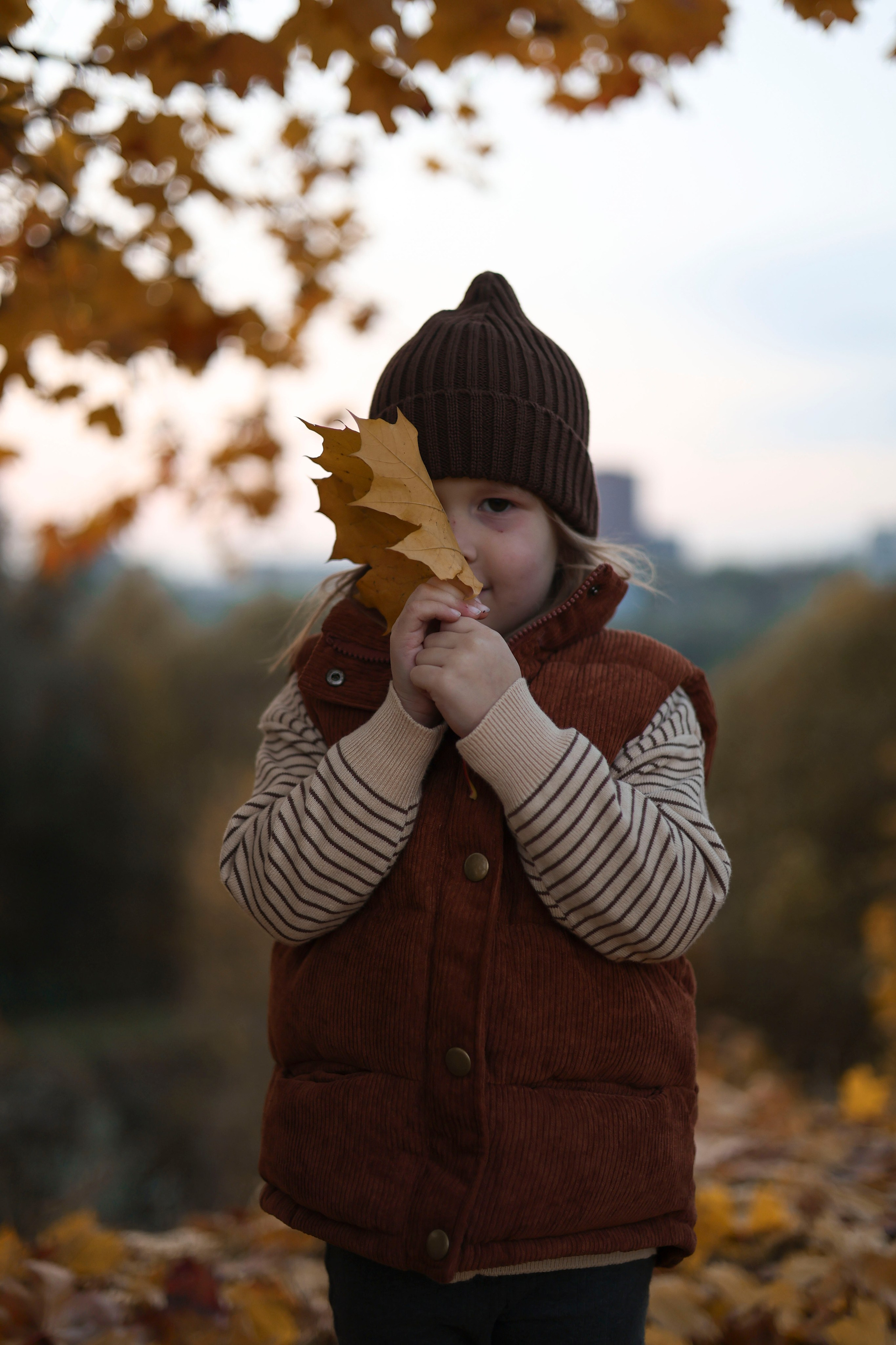Осенняя прогулка папы с дочками. Семейный и детский фотограф в Москве Анастасия Мурга