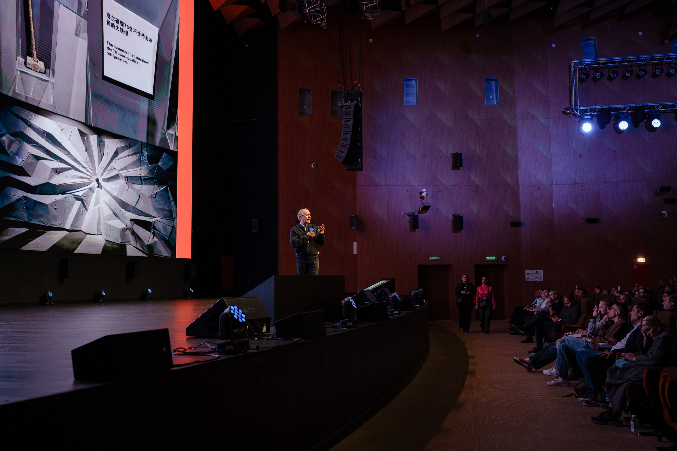 Репортажный фотограф на конференцию в Москве. Репортажный фотограф в Москве Саша Дружинина