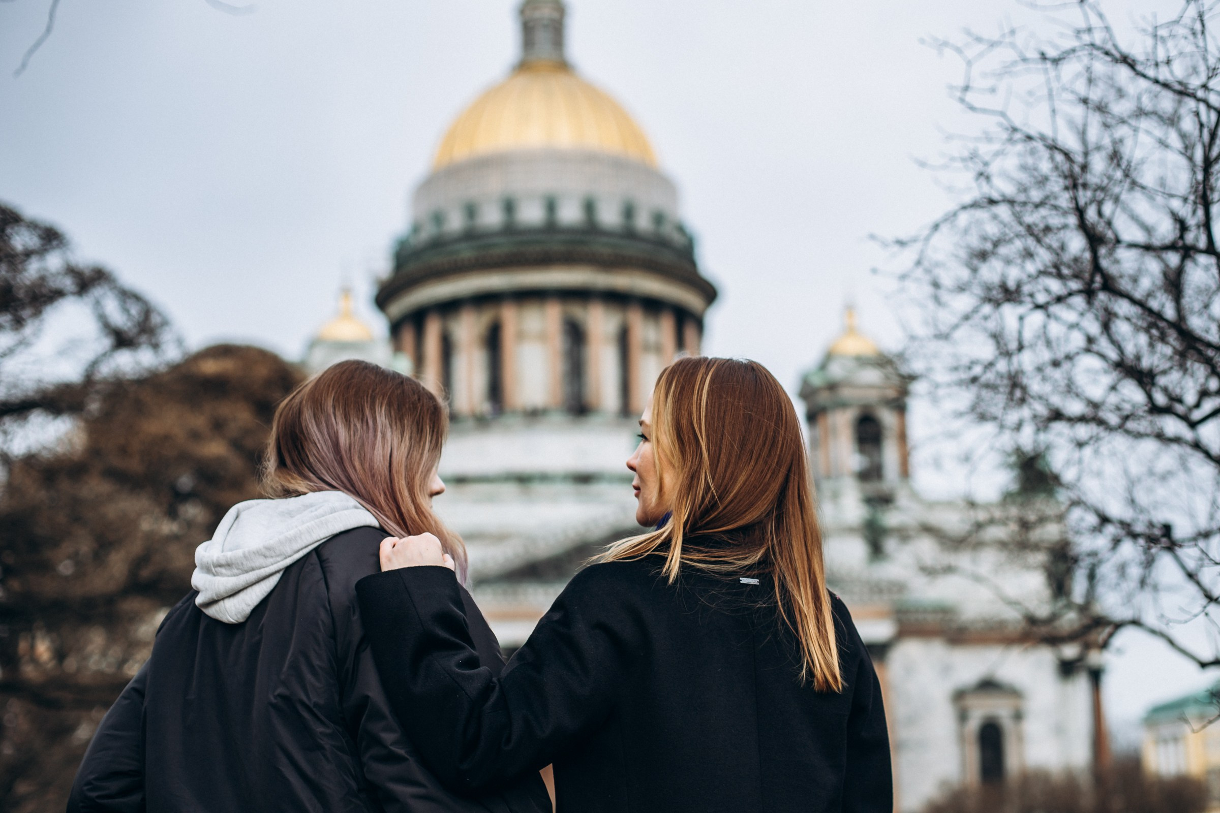 Наталь и Анастасия в марте. Фотопрогулка в Петербурге. Индивидуальный и семейный фотограф в Санкт-Петербурге