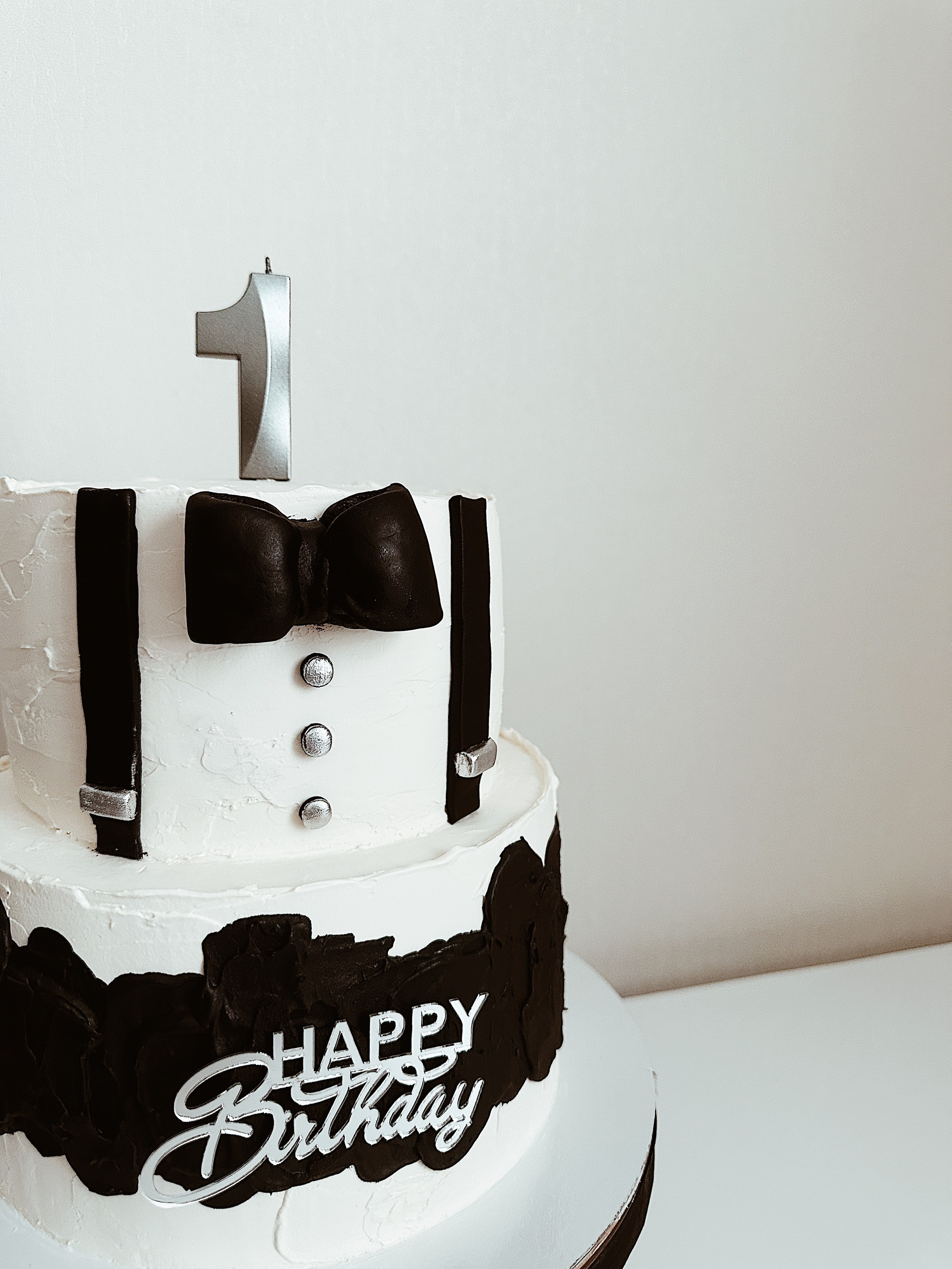 Торт Смокинг. Арт-кондитер в Москве Маша Шафран