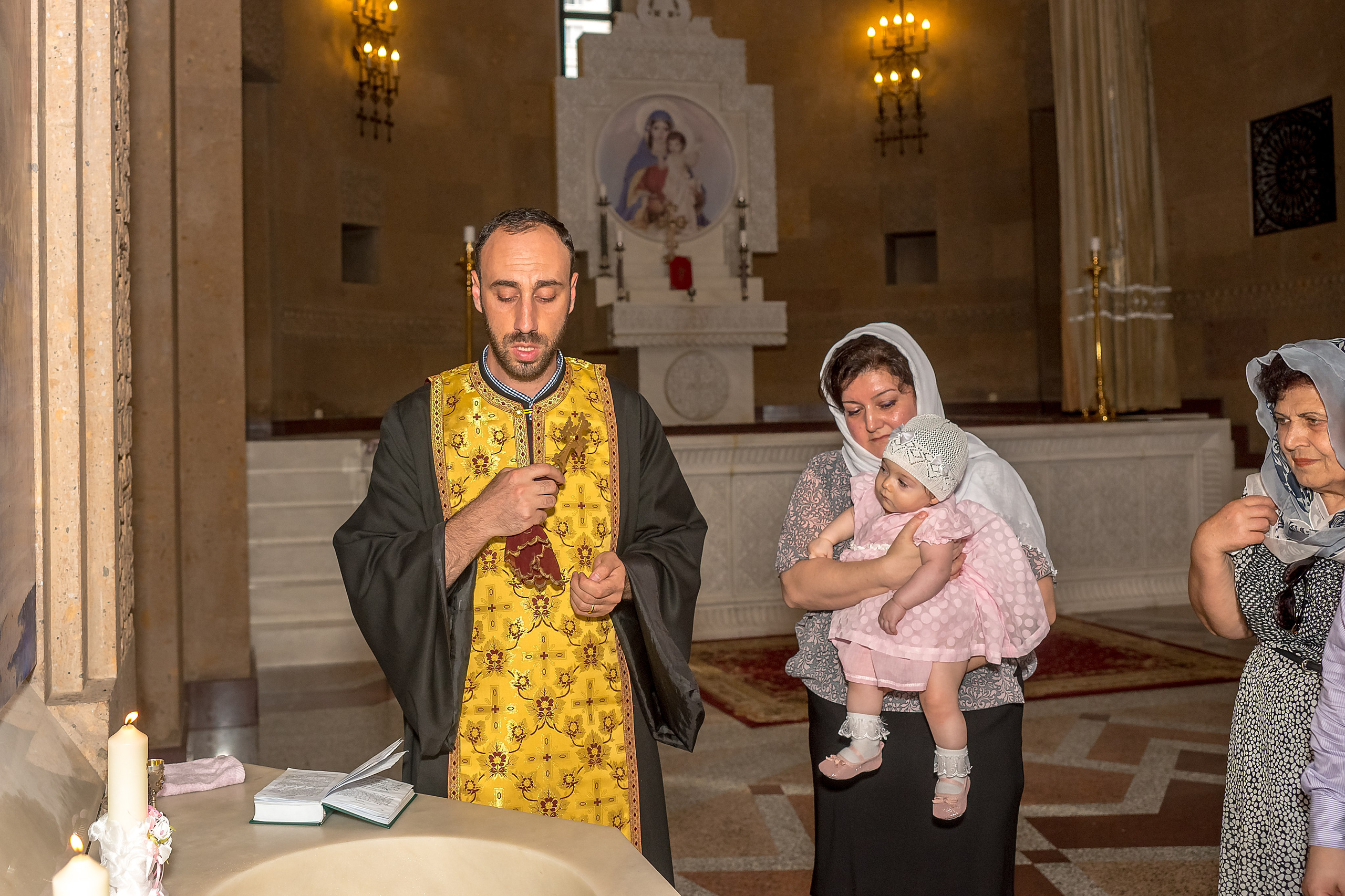 Крещение в армянской церкви. Фотограф Владимир Артамонов