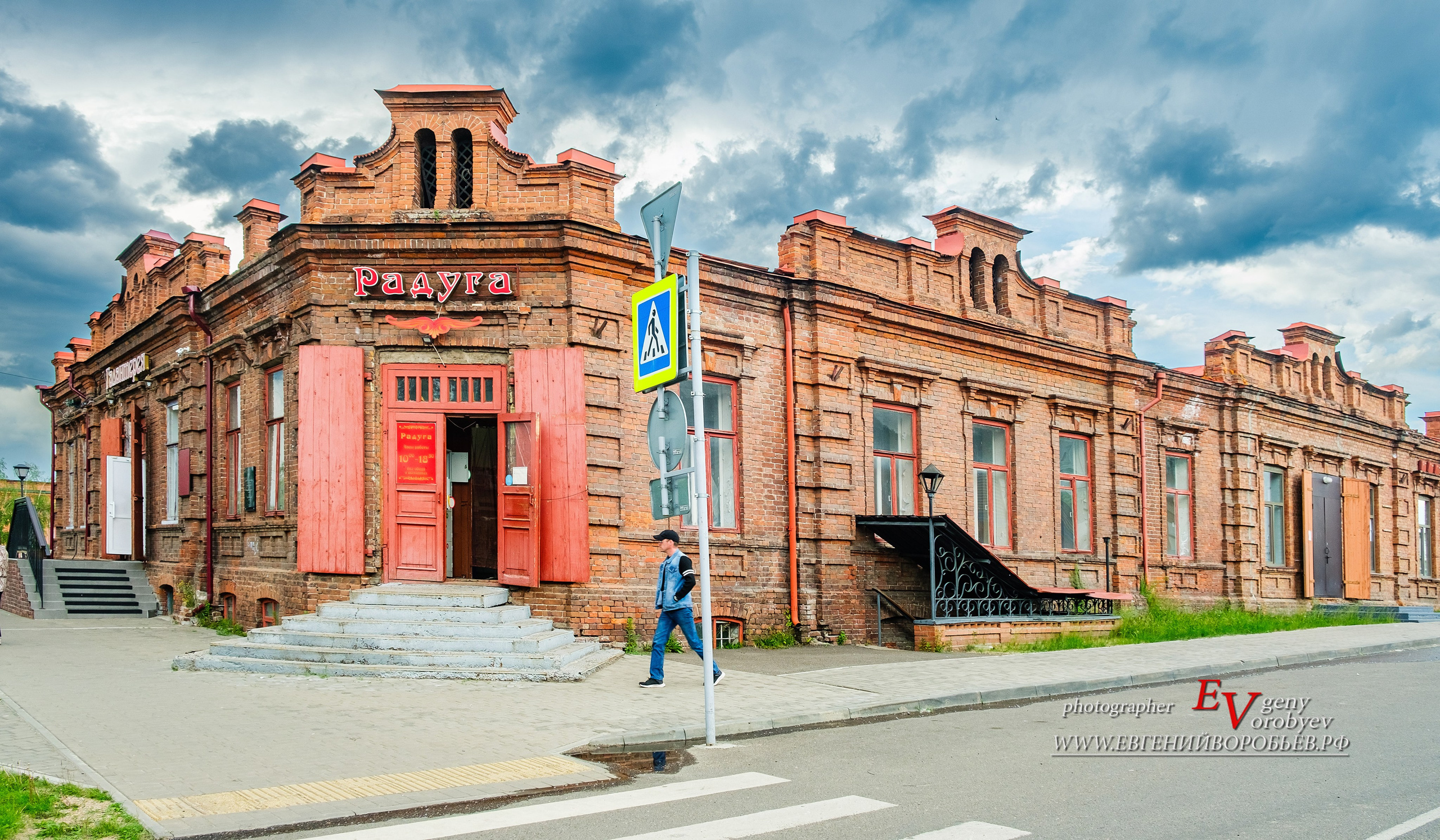 экскурсии Енисейск Красноярск аренда микроавтобуса трансфер индивидуальный тур фото набережная дегустация сибирской кухни интересные места что посмотреть куда сходить что посетить достопримечательности в Енисейске  храм церковь монастырь фототур  цена заказать экскурсию программа маршрут смотровые площадки видовые красивые места путешествие туристический маршрут 