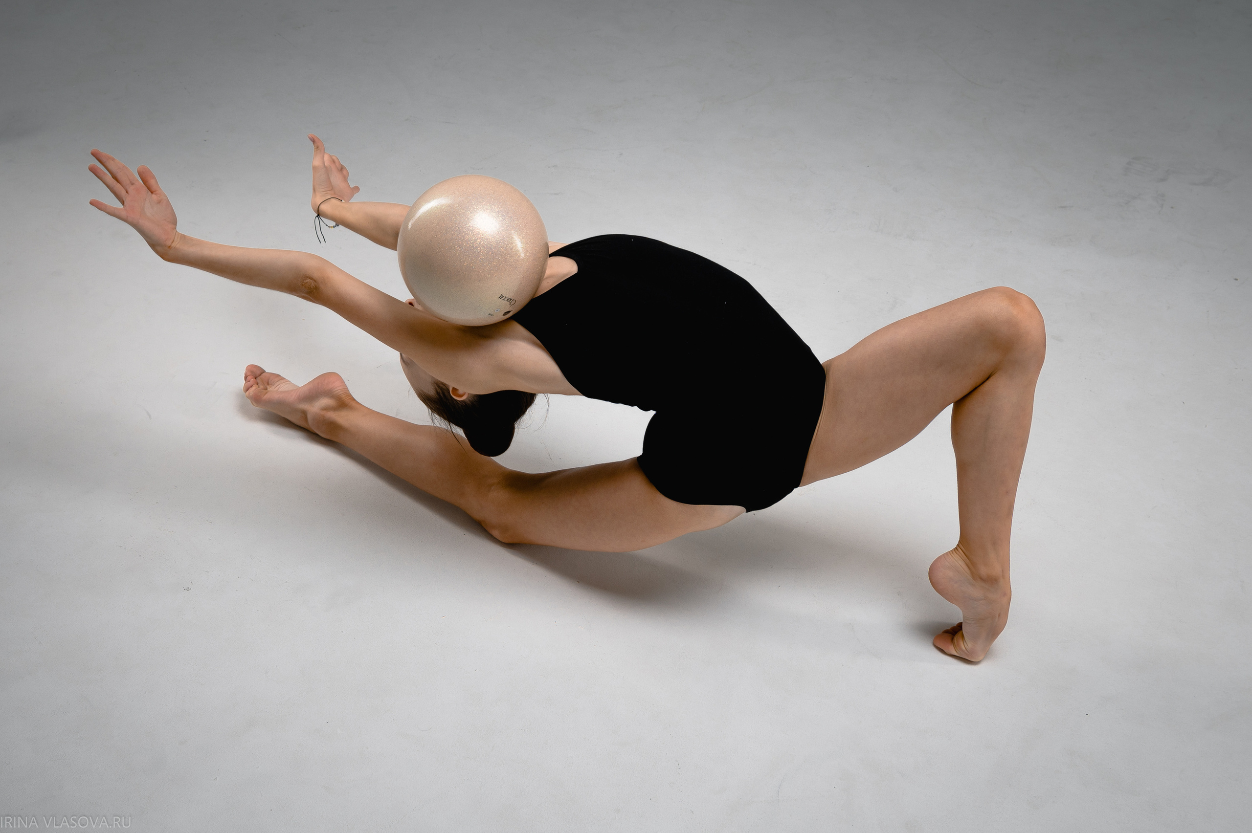 гимнастка с мячом фотоссессия нск