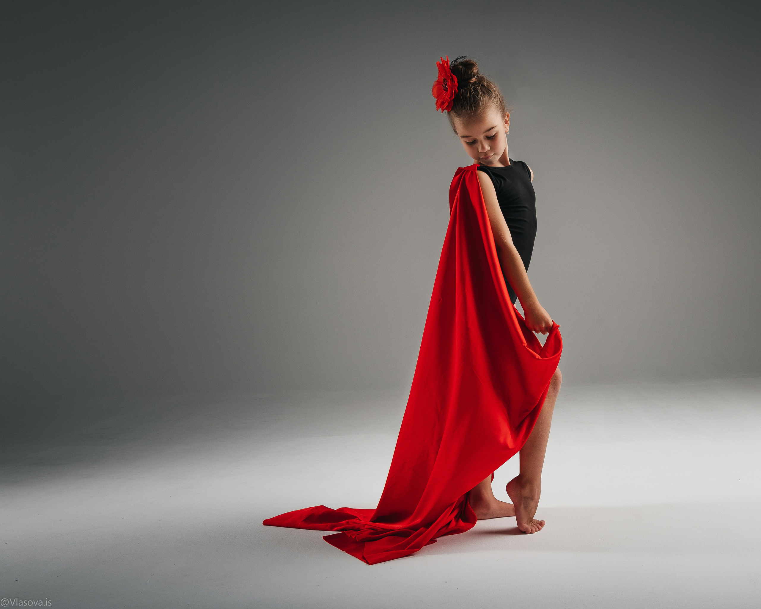 дети тануют в кадре