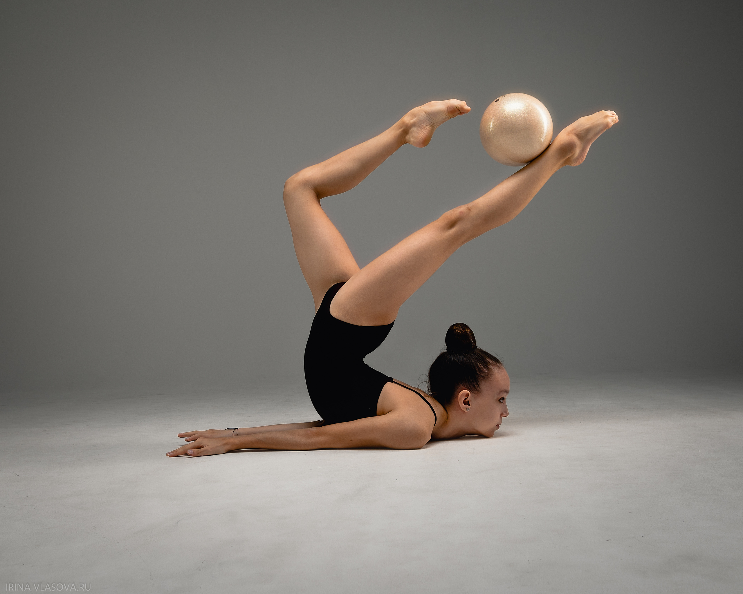 гимнастка с мячом фотоссессия нск